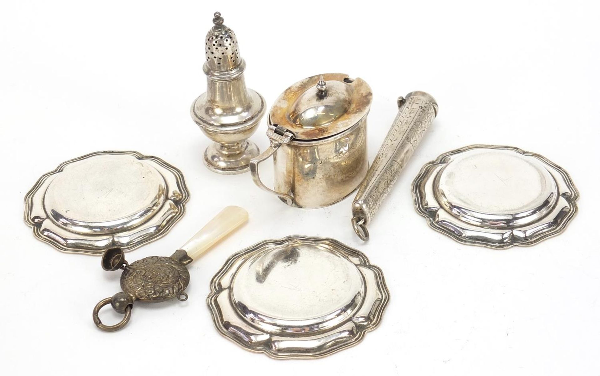 Victorian and later silver objects including a cheroot case with engraved decoration, set of three - Bild 4 aus 5