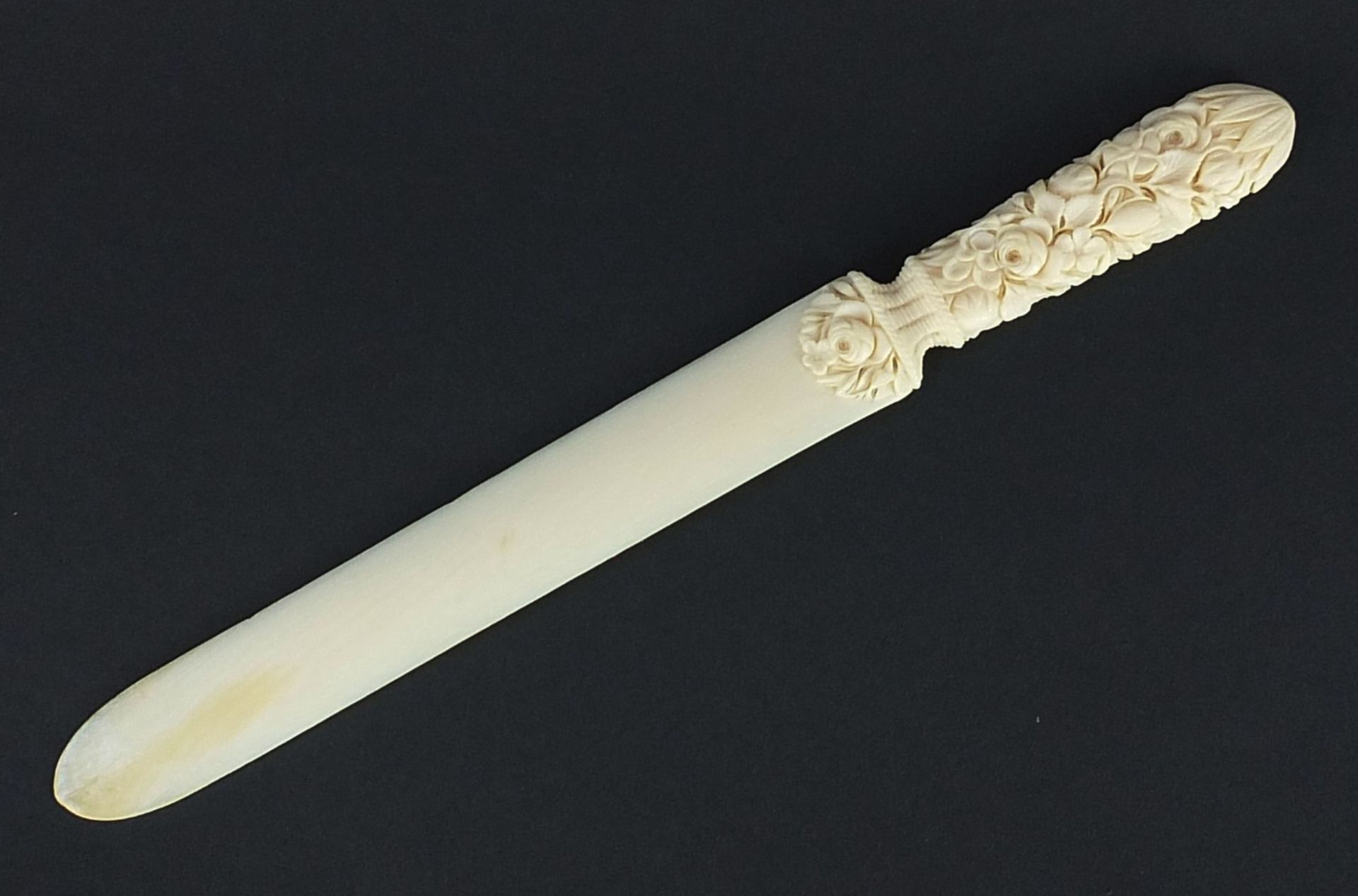 Victorian carved ivory page turner finely carved with foliage, 24.5cm in length :For Further - Bild 3 aus 8