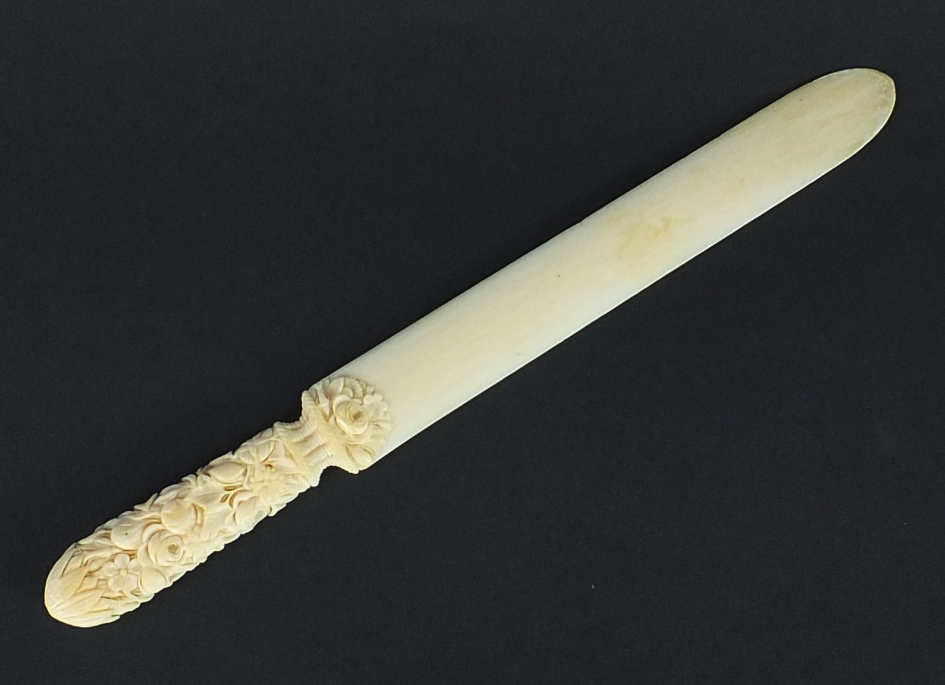 Victorian carved ivory page turner finely carved with foliage, 24.5cm in length :For Further - Bild 7 aus 8