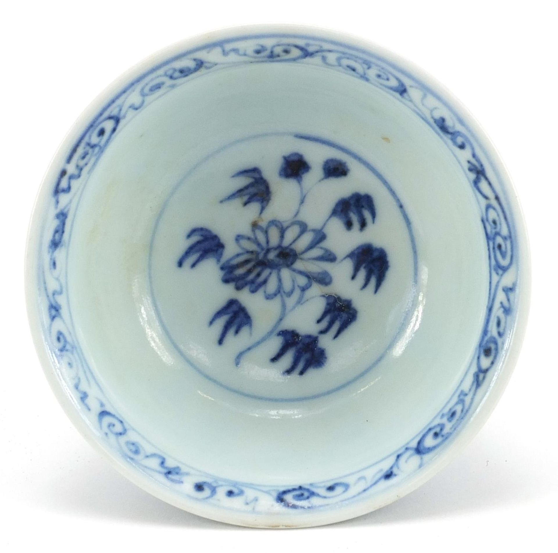 Chinese blue and white porcelain stem bowl hand painted with flowers, 9cm high x 10cm in diameter : - Bild 5 aus 7