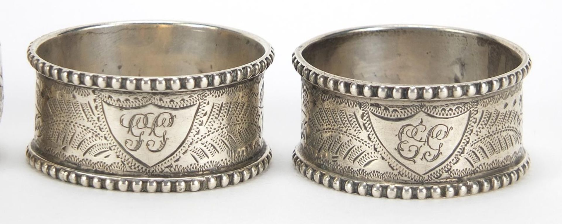 Four Victorian and later silver napkin rings including a pair by Thomas Hayes, Birmingham 1905, - Bild 3 aus 6