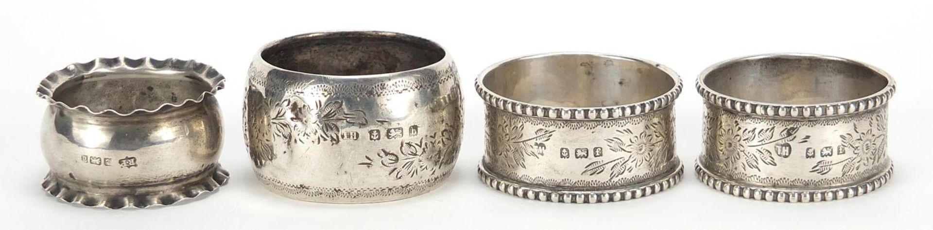 Four Victorian and later silver napkin rings including a pair by Thomas Hayes, Birmingham 1905, - Bild 4 aus 6