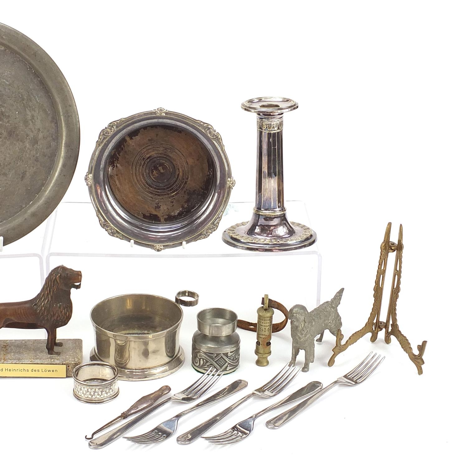 Metalware including a pair of silver napkin rings and pair of silver plated candlesticks, the - Image 3 of 5