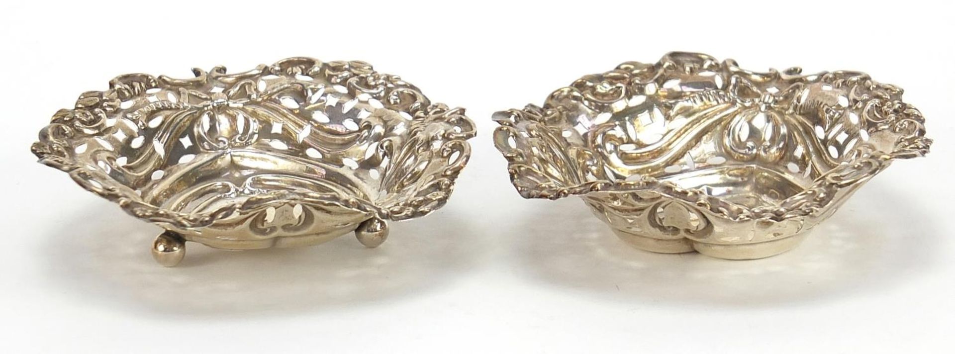 M Bros, two Victorian silver love heart dishes, pierced and embossed with swags and bows, Birmingham - Bild 3 aus 5