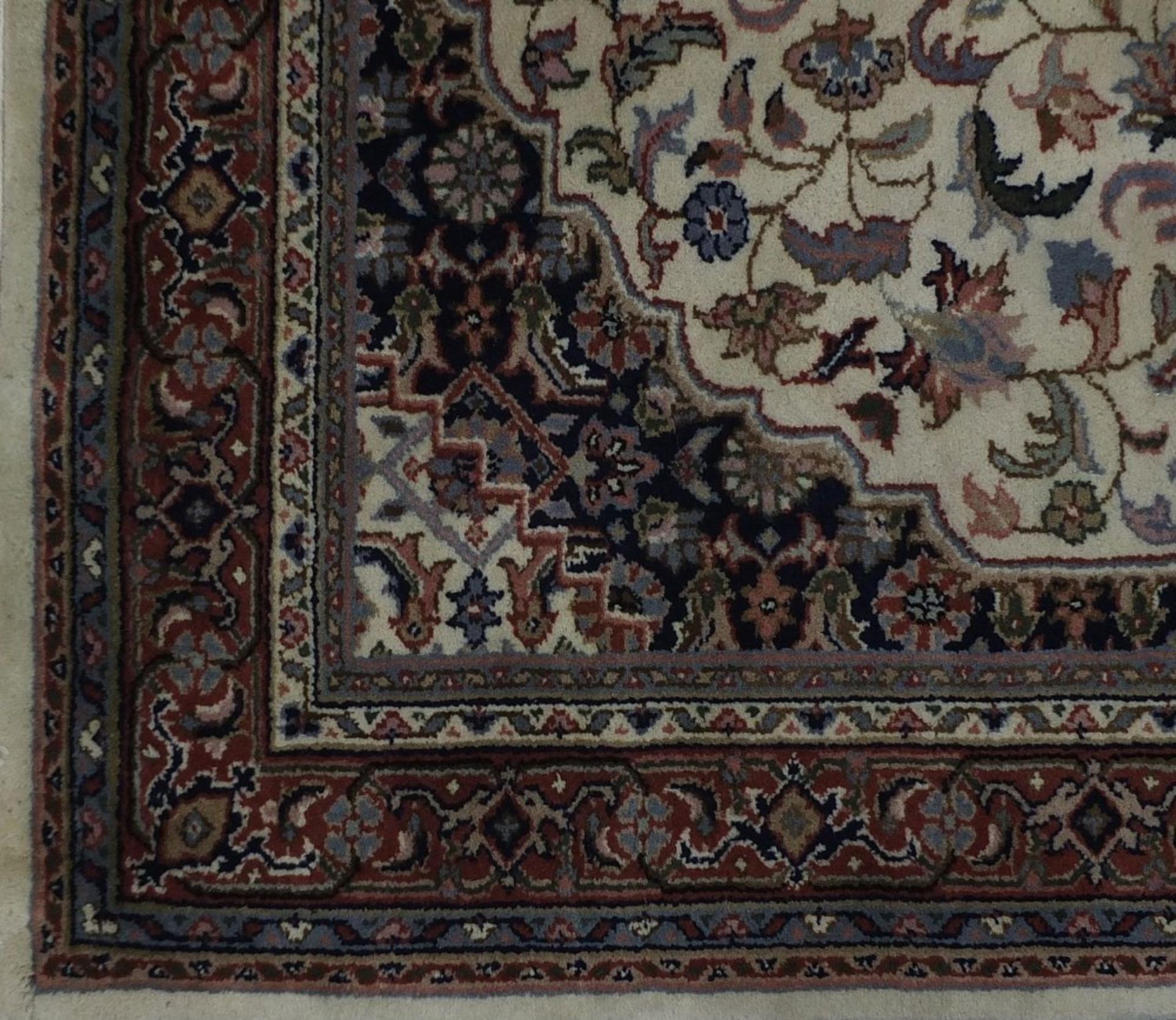 Rectangular Persian rug having all over floral design and central medallion, 183cm x 126cm :For - Bild 3 aus 4