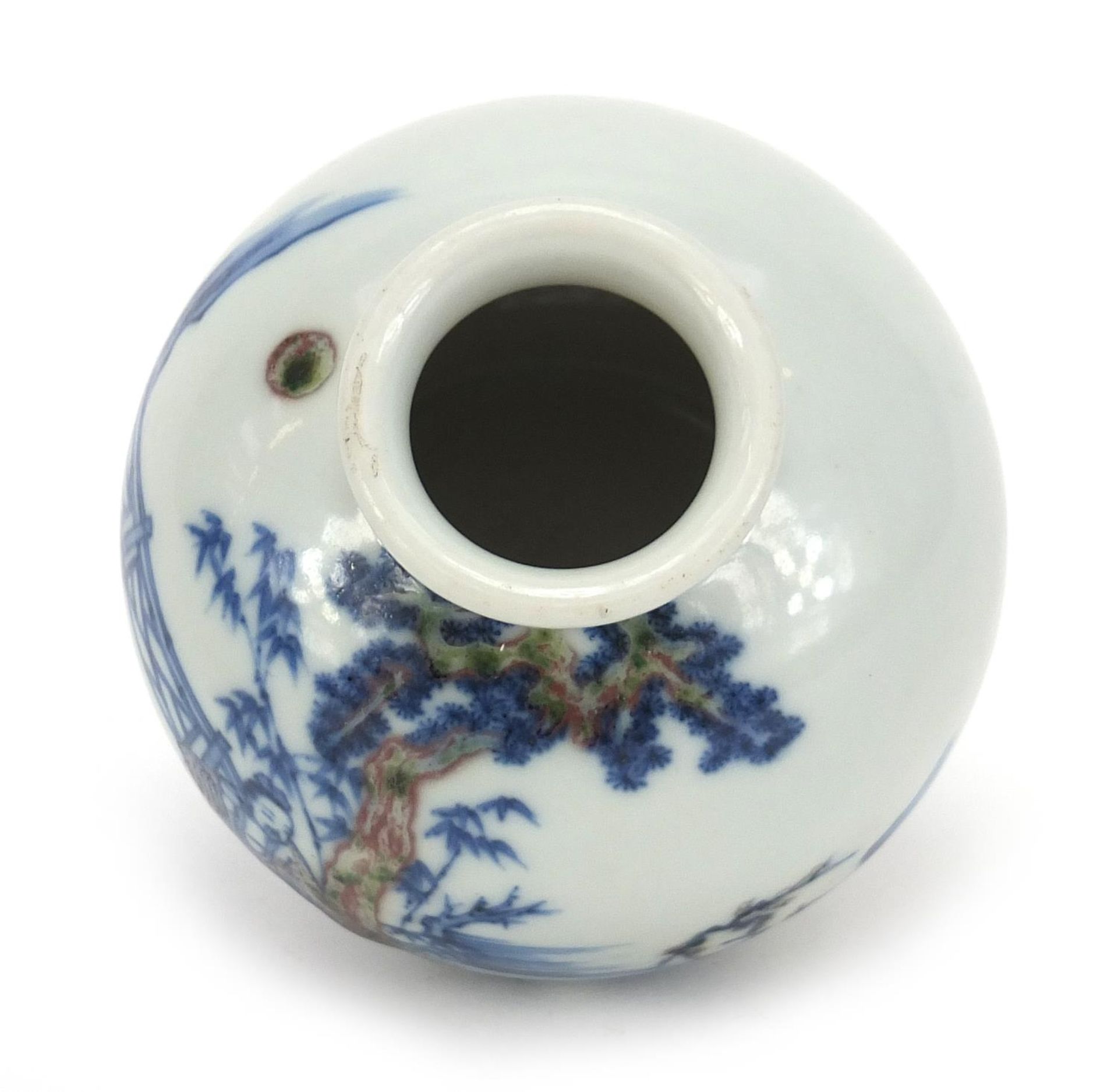 Chinese blue and white with iron red porcelain vase hand painted with figures in a palace setting, - Bild 5 aus 8