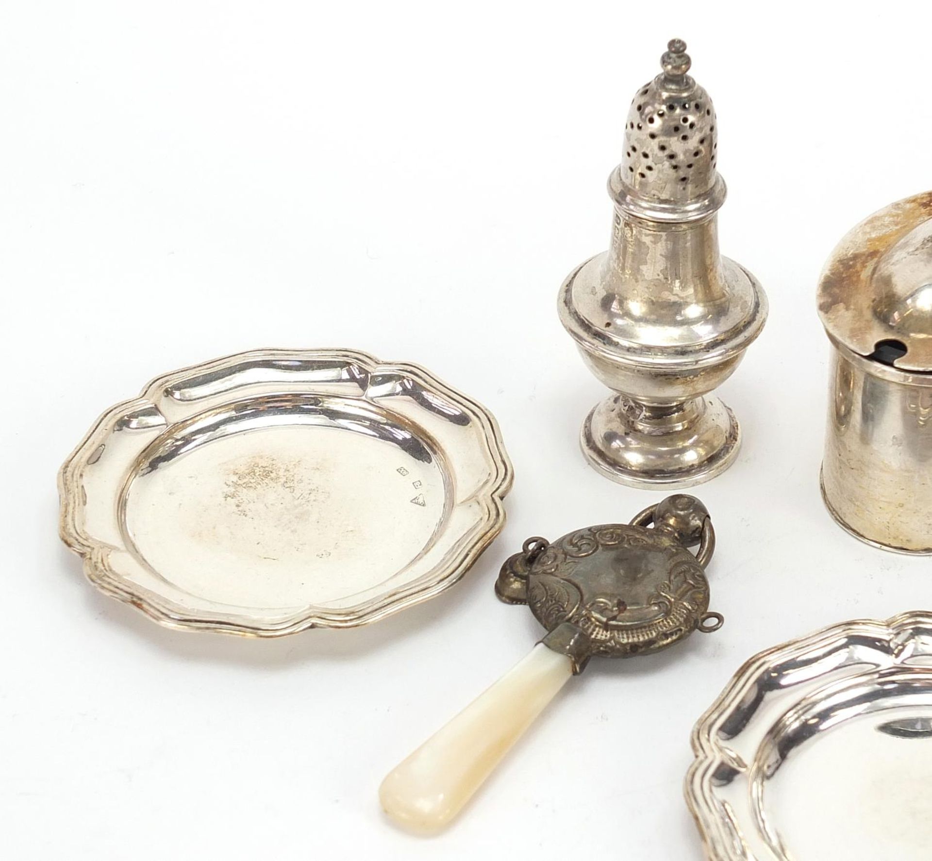 Victorian and later silver objects including a cheroot case with engraved decoration, set of three - Bild 2 aus 5