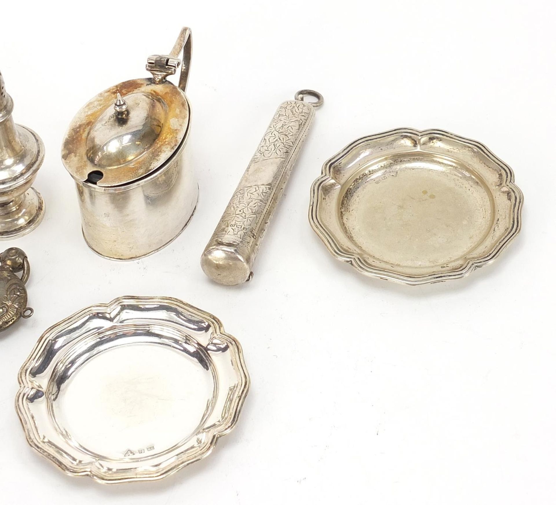 Victorian and later silver objects including a cheroot case with engraved decoration, set of three - Bild 3 aus 5