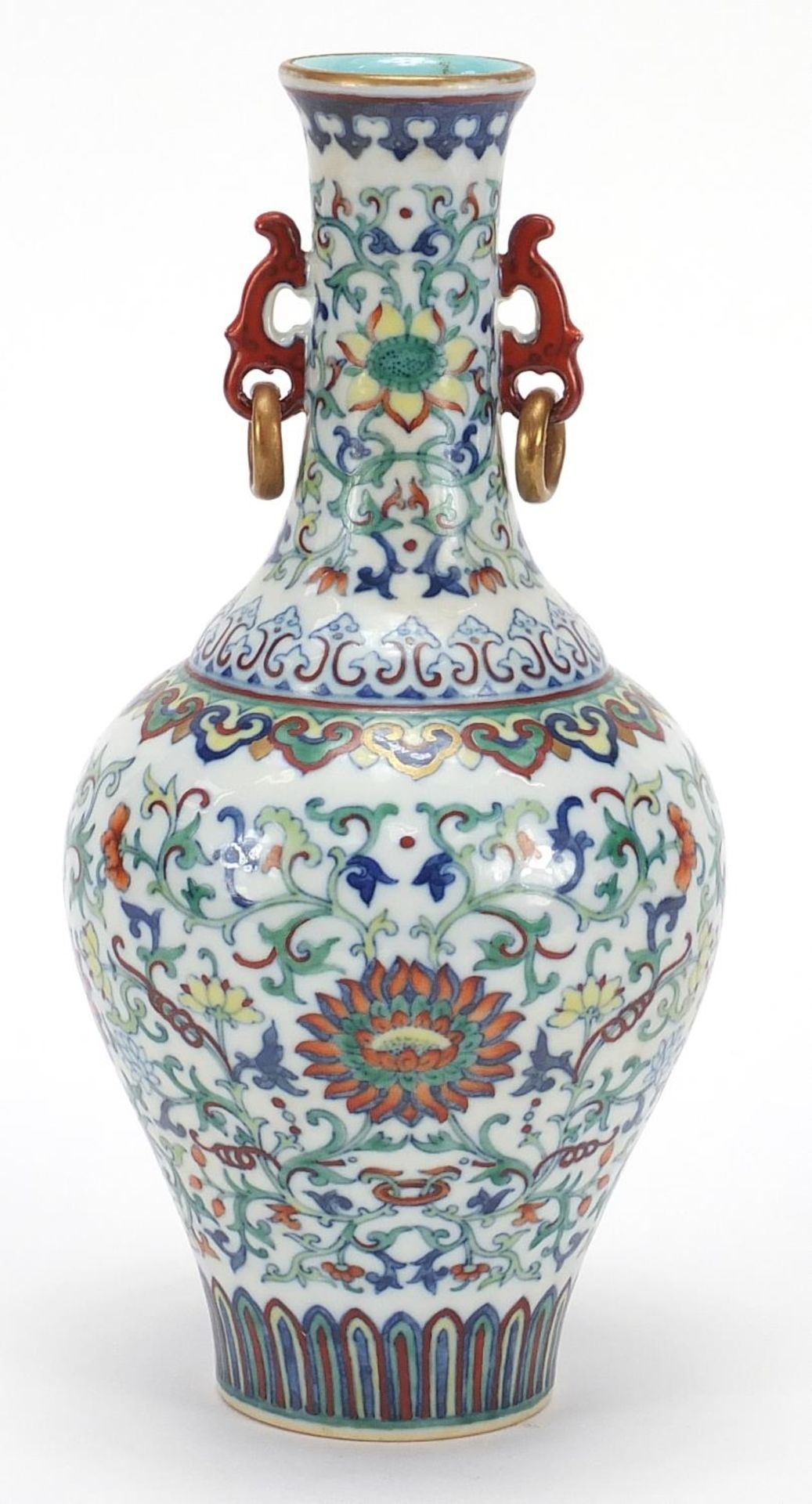 Good Chinese doucai porcelain vase with iron red ring turned handles, finely hand painted with - Bild 5 aus 10