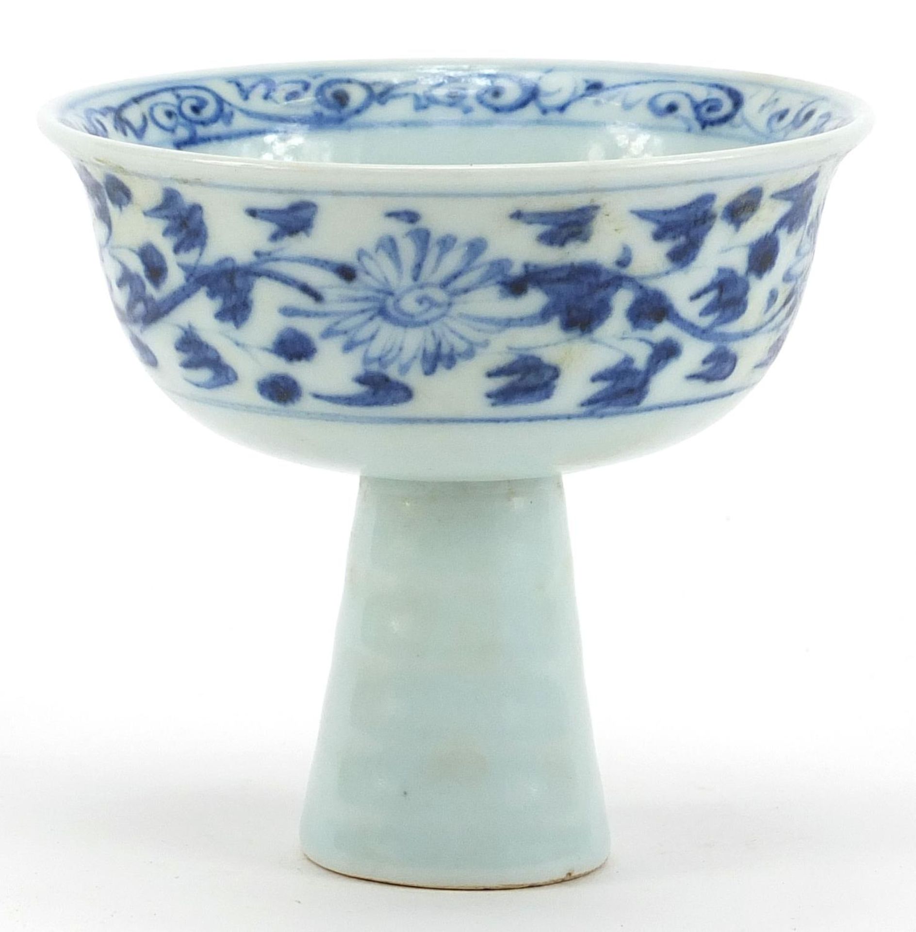 Chinese blue and white porcelain stem bowl hand painted with flowers, 9cm high x 10cm in diameter : - Bild 4 aus 7