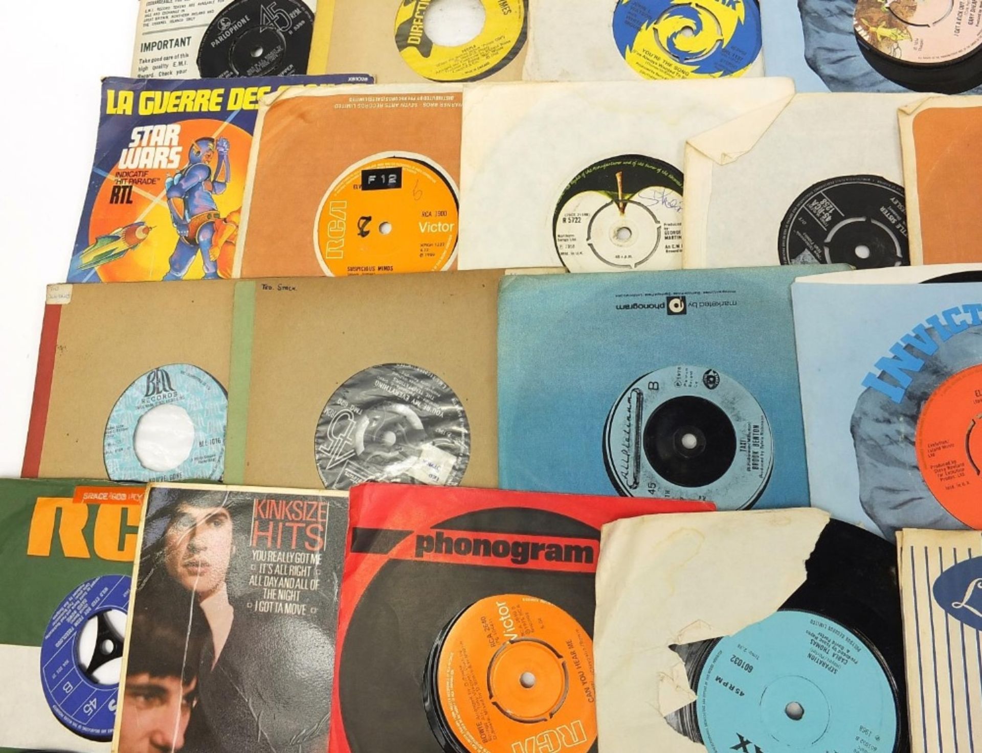 Collection of 45rpm singles including Hedge Hoppers Anonymous, Elvis Presley, David Bowie, Archie - Image 17 of 32