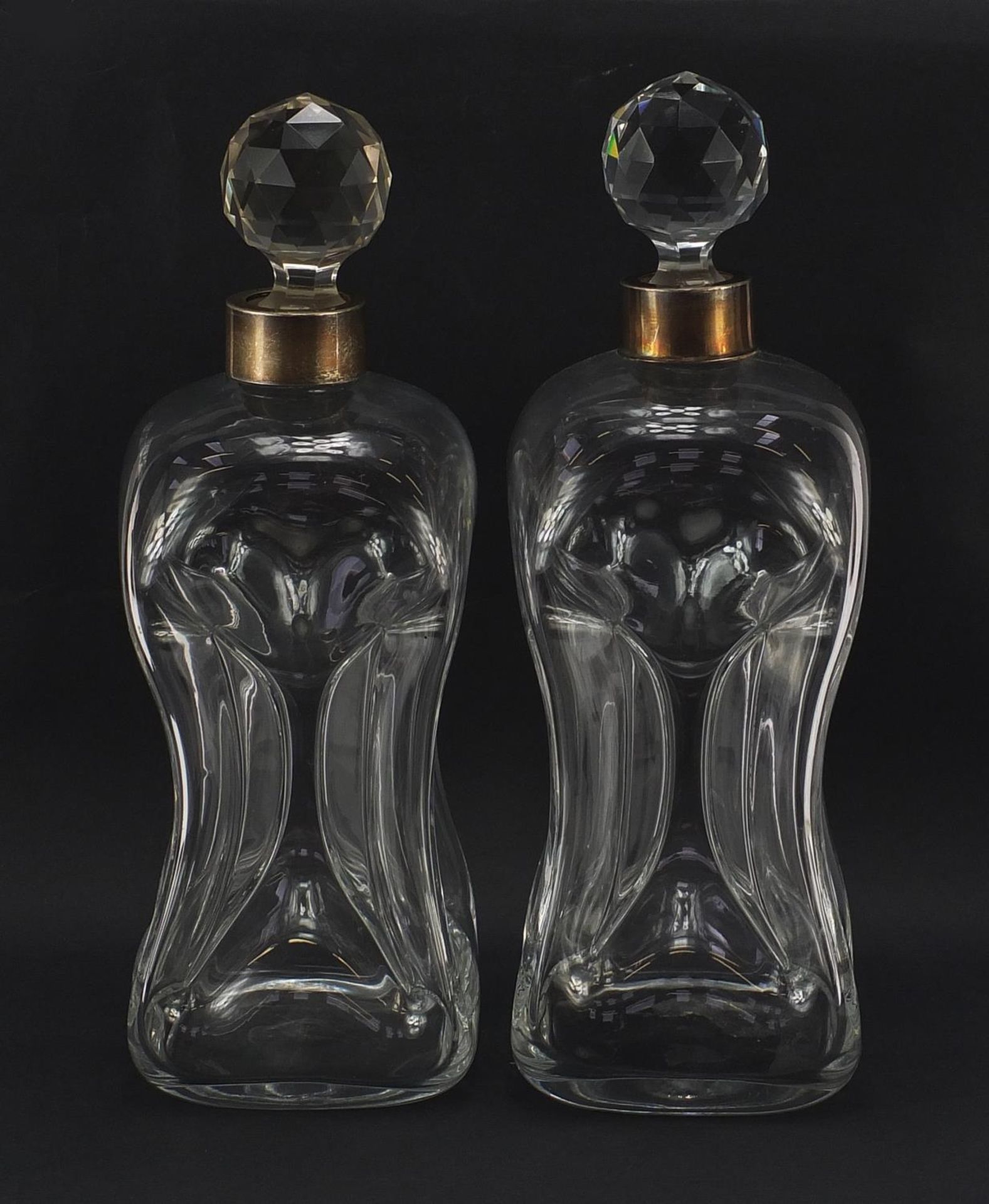 Matched pair of hour glass decanters including one with silver collar by Elkington & Co, each 28cm - Bild 2 aus 10
