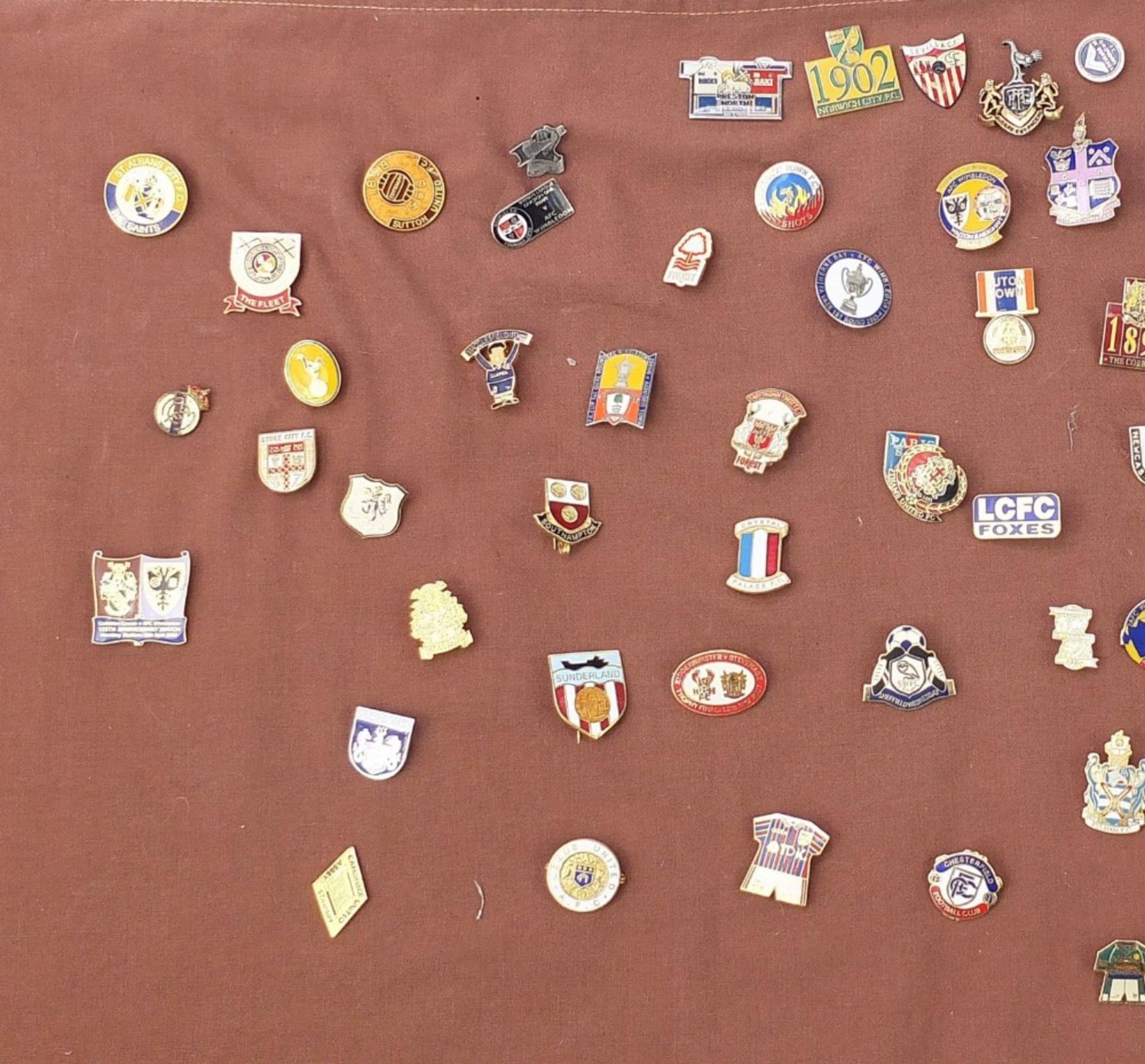 Vintage and later pin badges arranged in a board, mostly football related including Paris St - Bild 2 aus 3