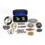 Antique and later jewellery including a kookaburra enamel brooch, gold and tortoiseshell pique
