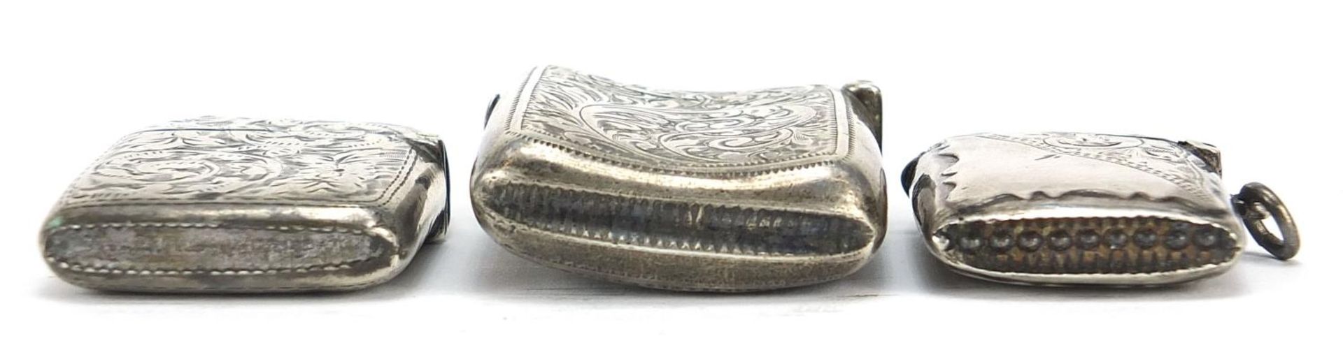 Three Victorian and later silver vestas with engraved decoration, Chester 1899, Birmingham 1898 - Bild 10 aus 14