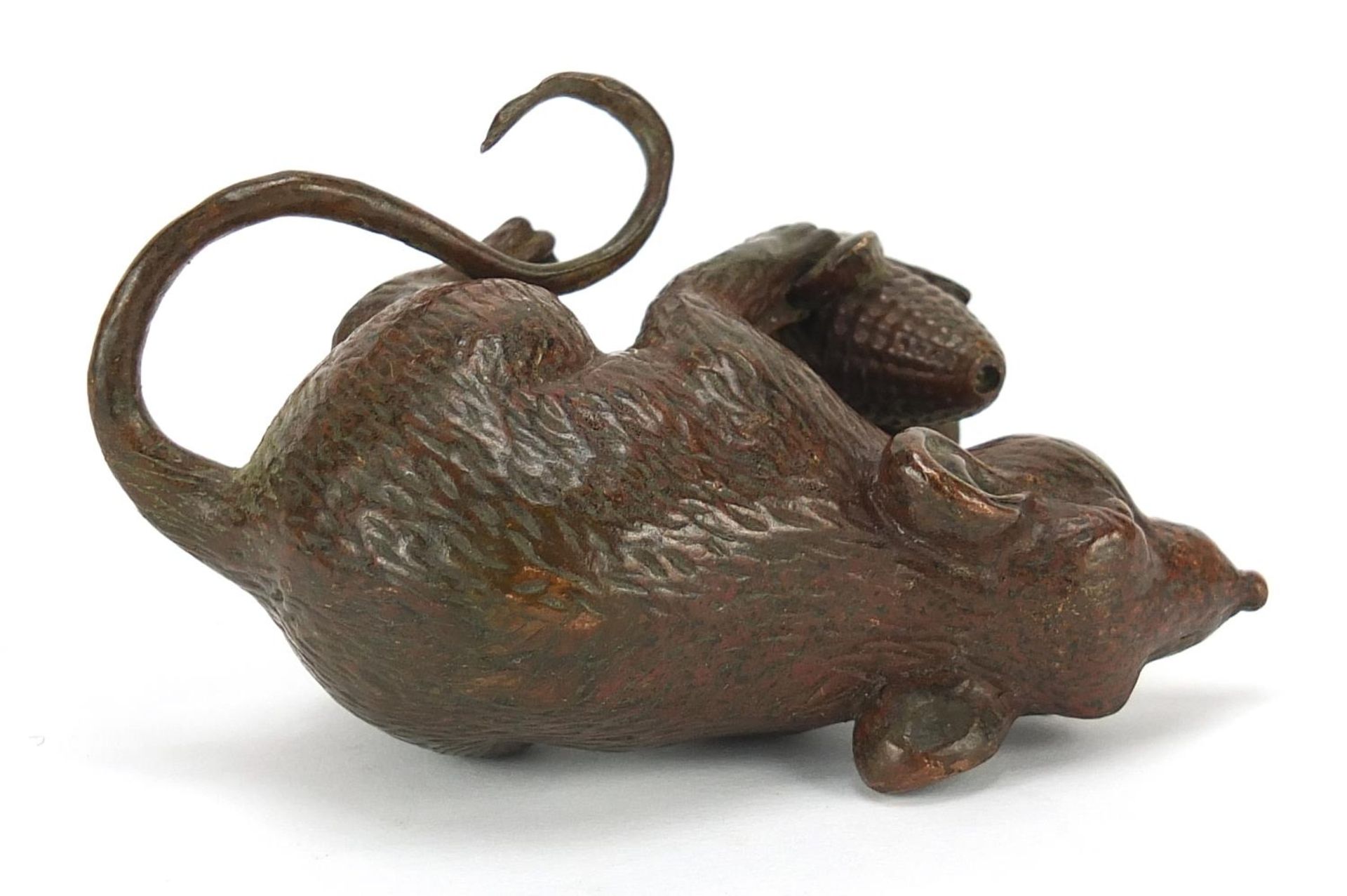 Japanese patinated bronze okimono of a mouse with sweetcorn with character marks, 8cm in length : - Bild 6 aus 8