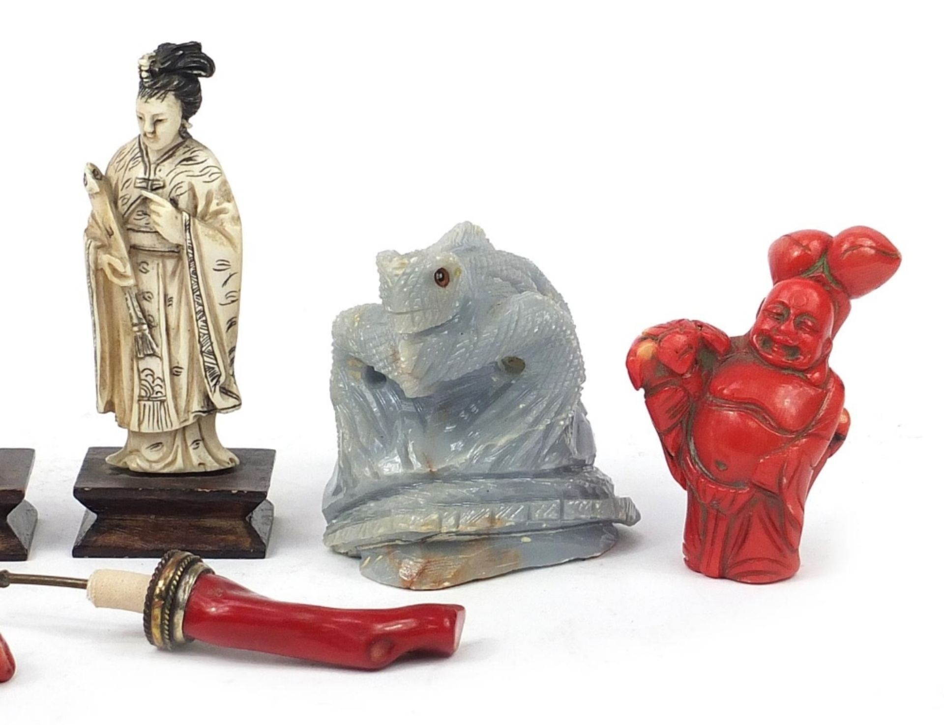 Chinese carvings including two ivory okimonos raised on rectangular wood bases, two coral carvings - Bild 3 aus 5