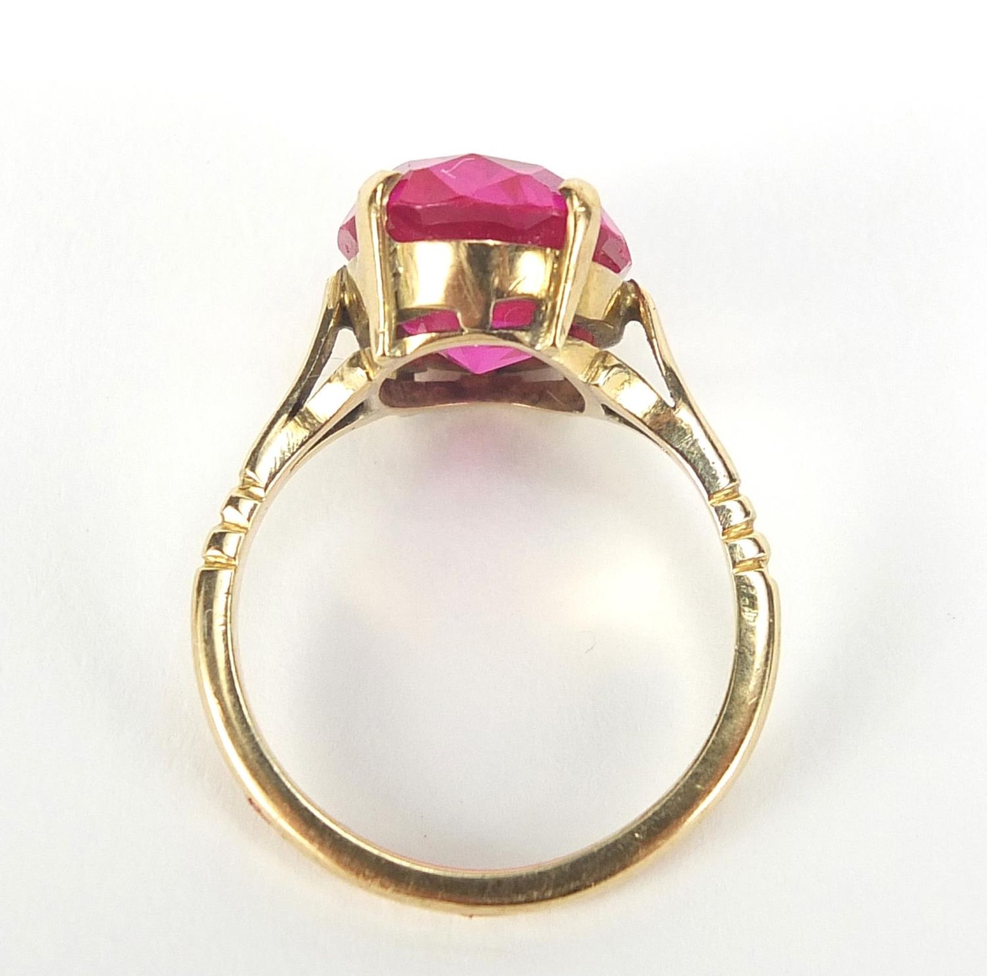 Unmarked gold ruby solitaire ring, the stone approximately 14.5mm x 10mm x approximately 6mm deep, - Bild 4 aus 4