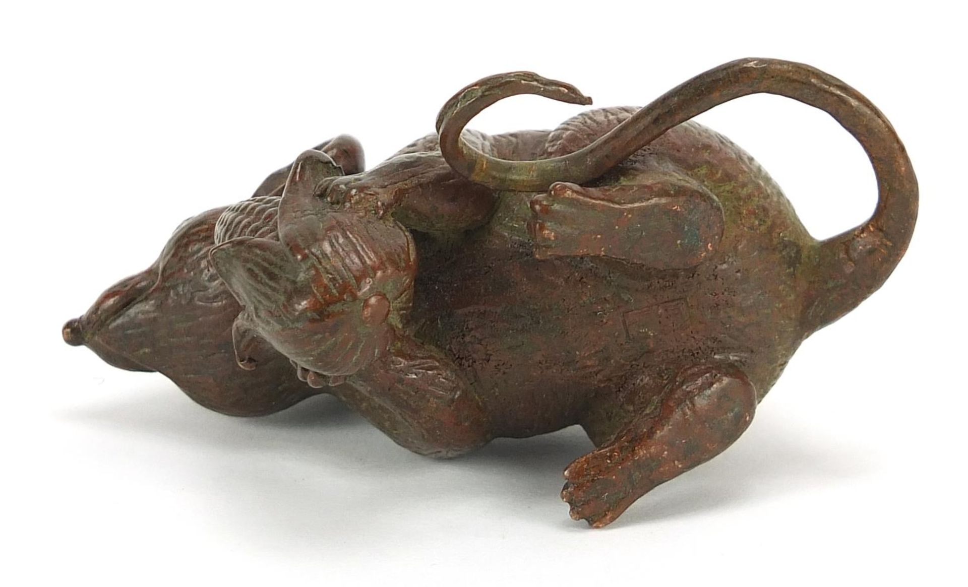 Japanese patinated bronze okimono of a mouse with sweetcorn with character marks, 8cm in length : - Bild 7 aus 8