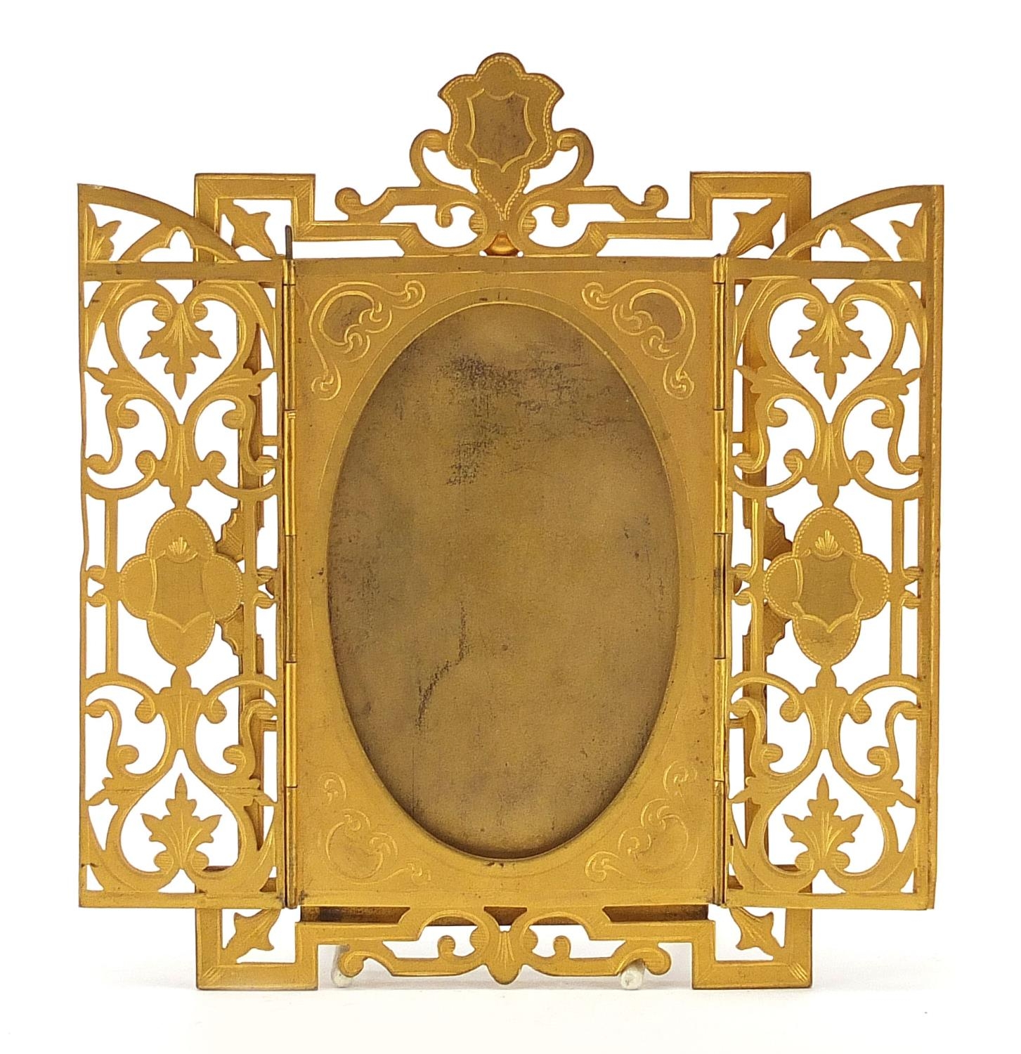 Good quality 19th century engraved gilt brass Gothic style photo frame with oval aperture, 13.5cm - Image 2 of 3