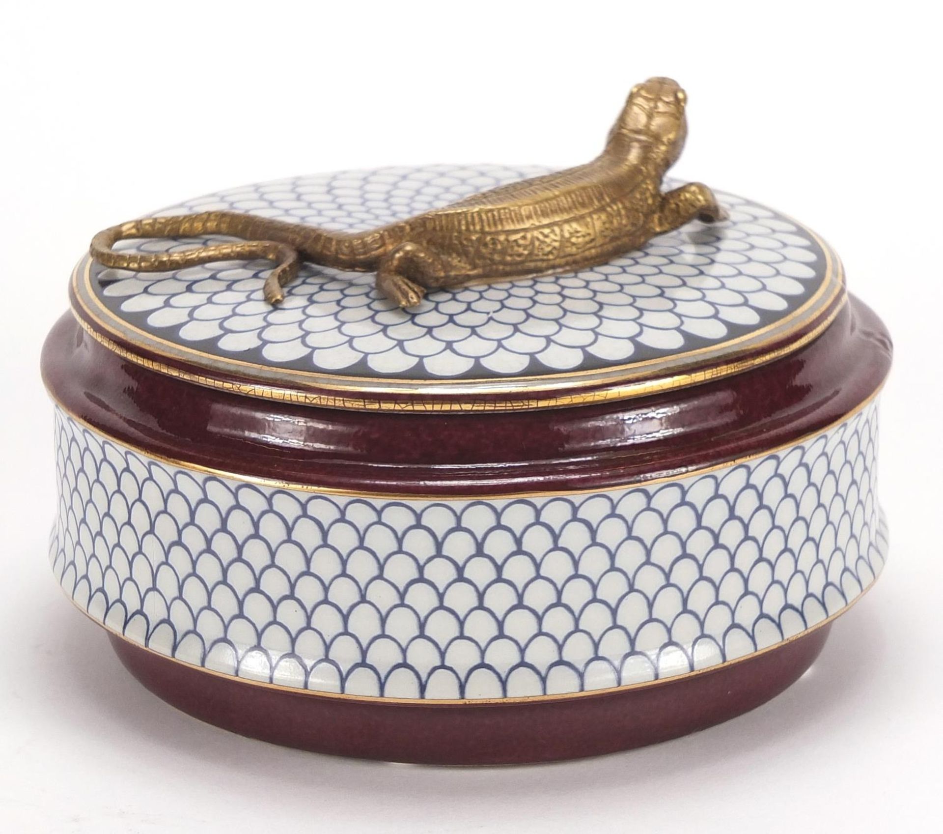 Continental porcelain box and cover surmounted with a bronze lizard, 13.5cm in diameter : For - Image 2 of 5