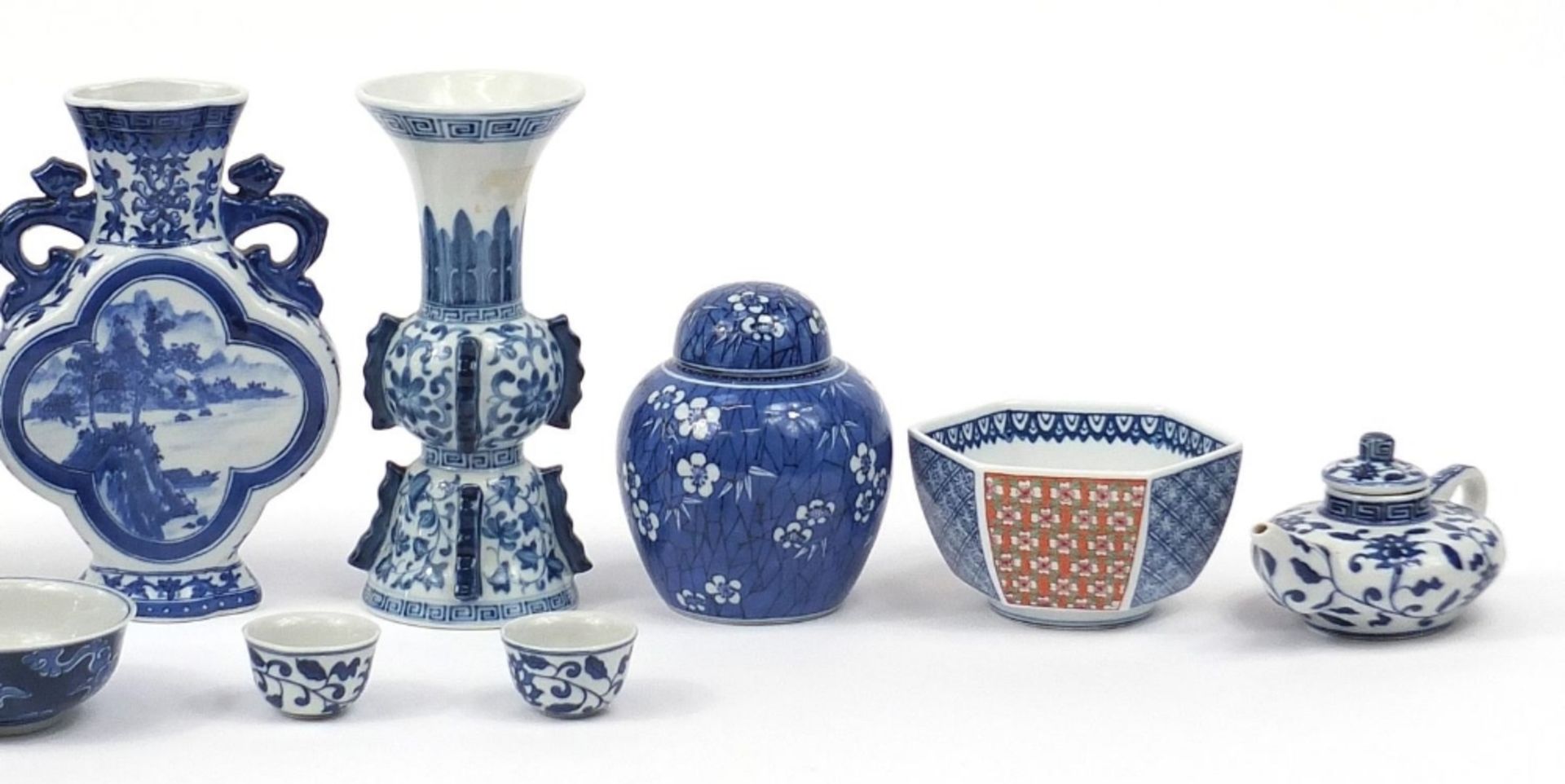 Chinese and Japanese porcelain including archaic style vase and bowl on hardwood stand, the - Bild 3 aus 8