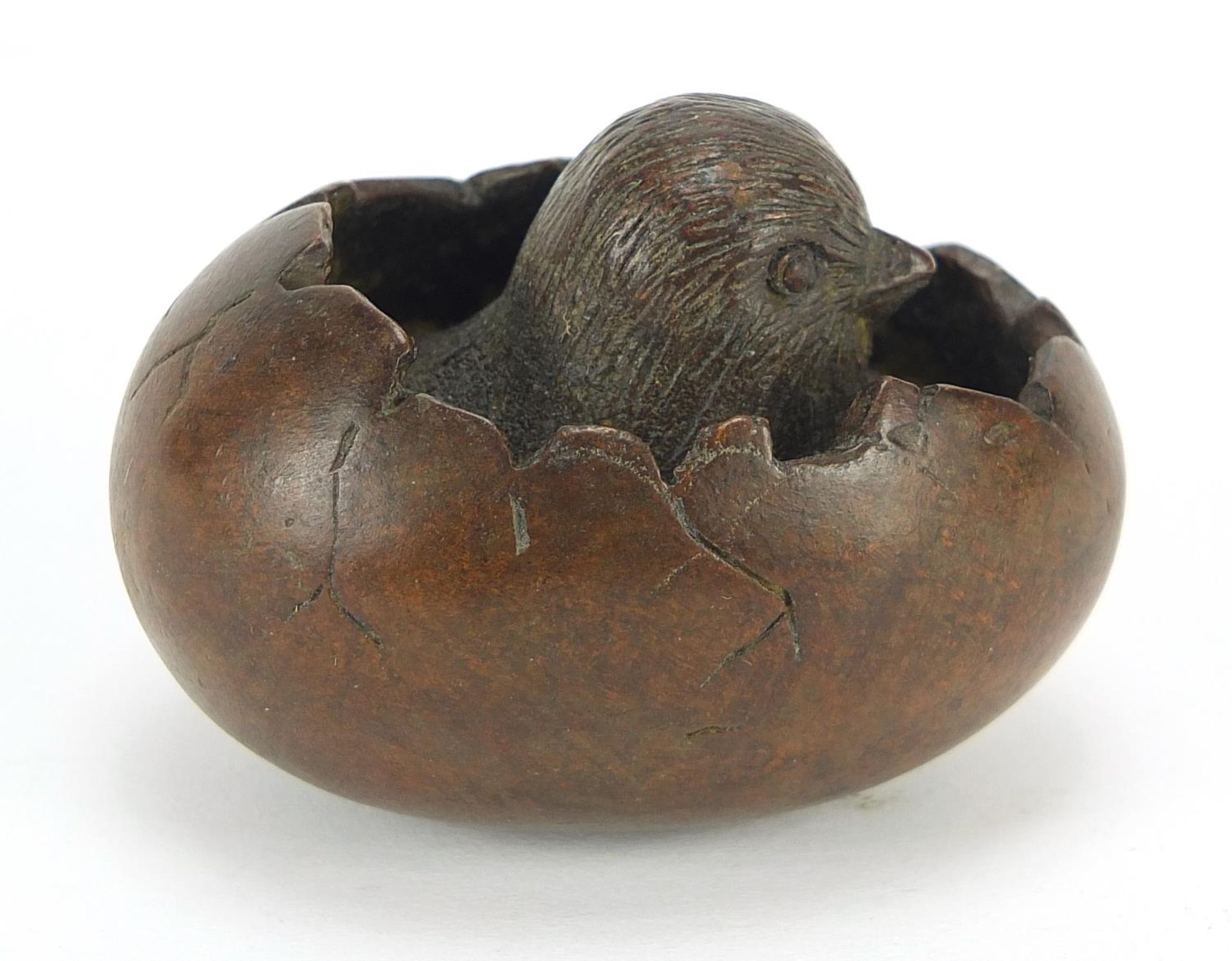 Japanese patinated bronze okimono of a chick with character marks, 5cm in length : For Further - Bild 3 aus 8
