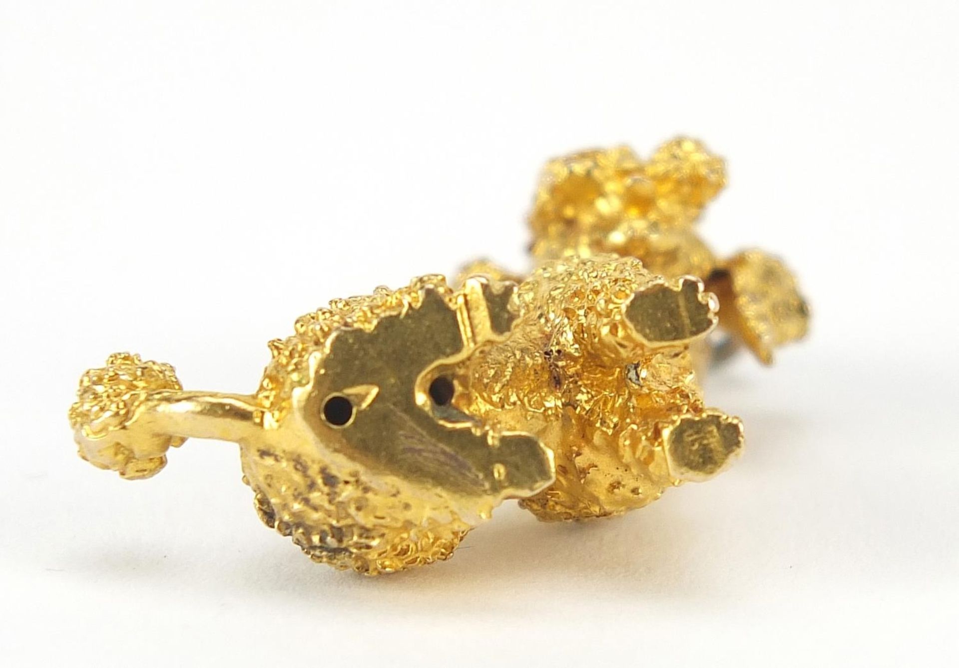 9ct gold seated poodle charm with ruby eyes, 3cm high, 8.7g : For Further Condition Reports Please - Image 4 of 5