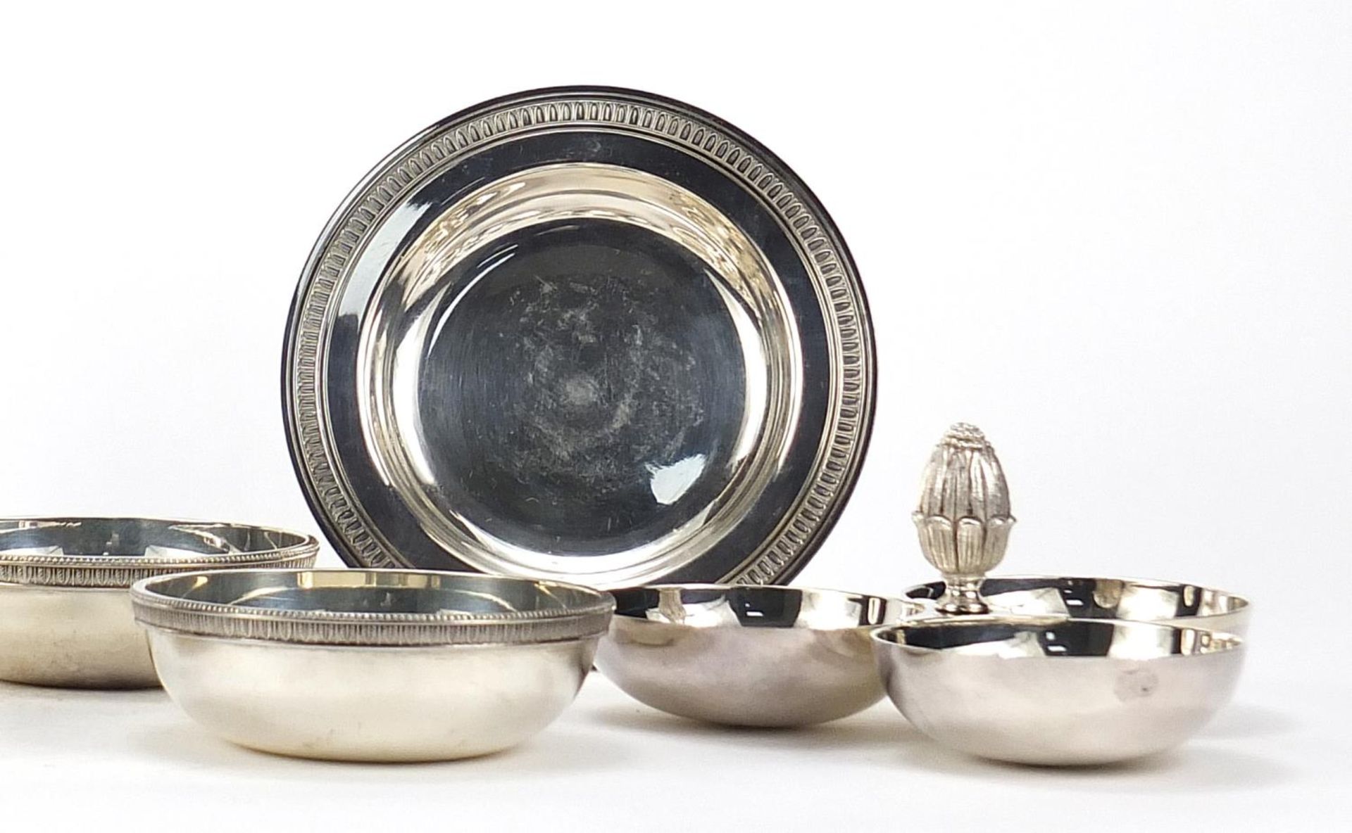 Christofle silver plate including trefoil dish with acorn handle and set of four bowls, the - Bild 3 aus 5
