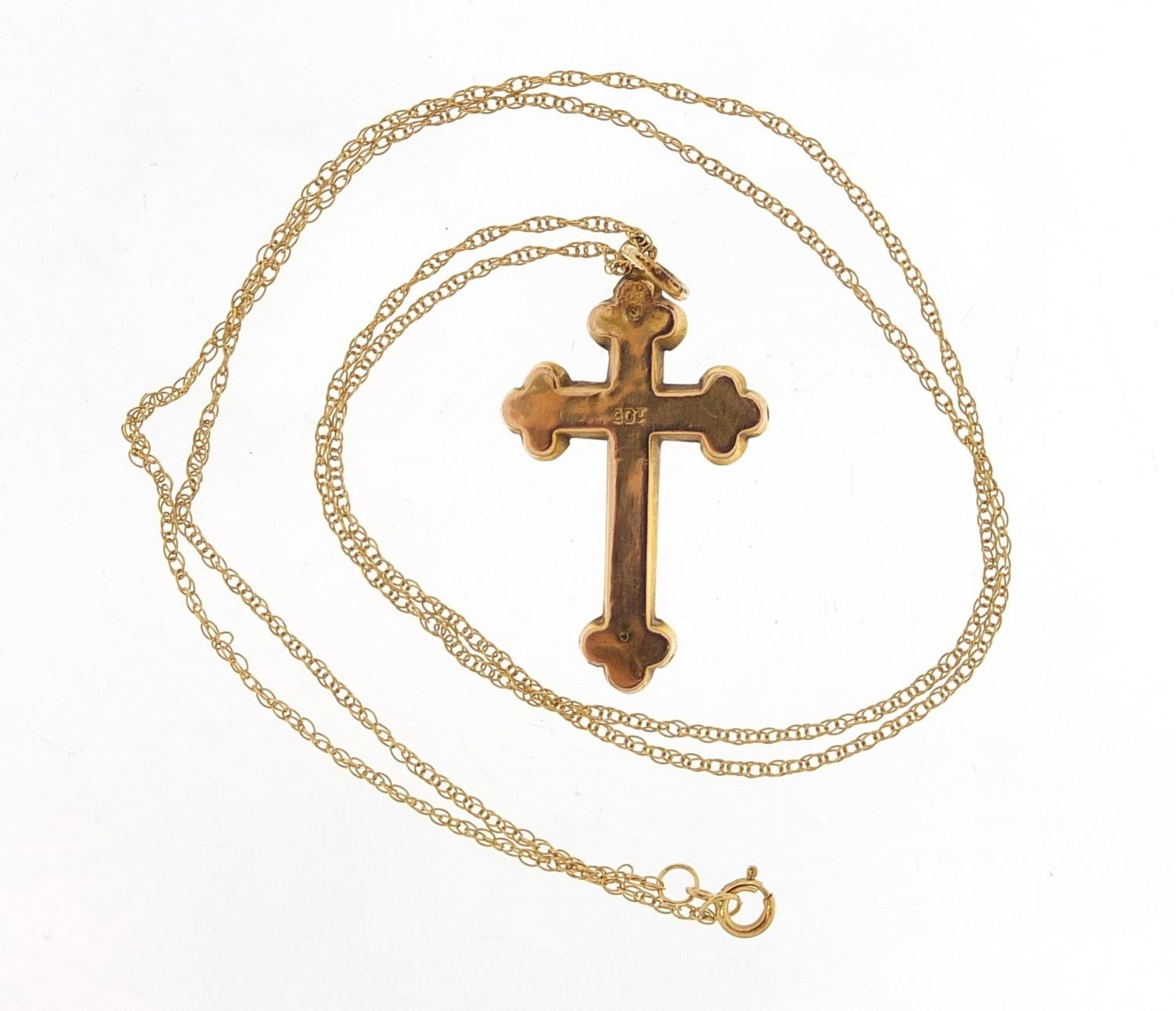 9ct gold engraved cross pendant on a 9ct gold necklace, 3.3cm high and 47cm in length, 1.4g - Image 3 of 4