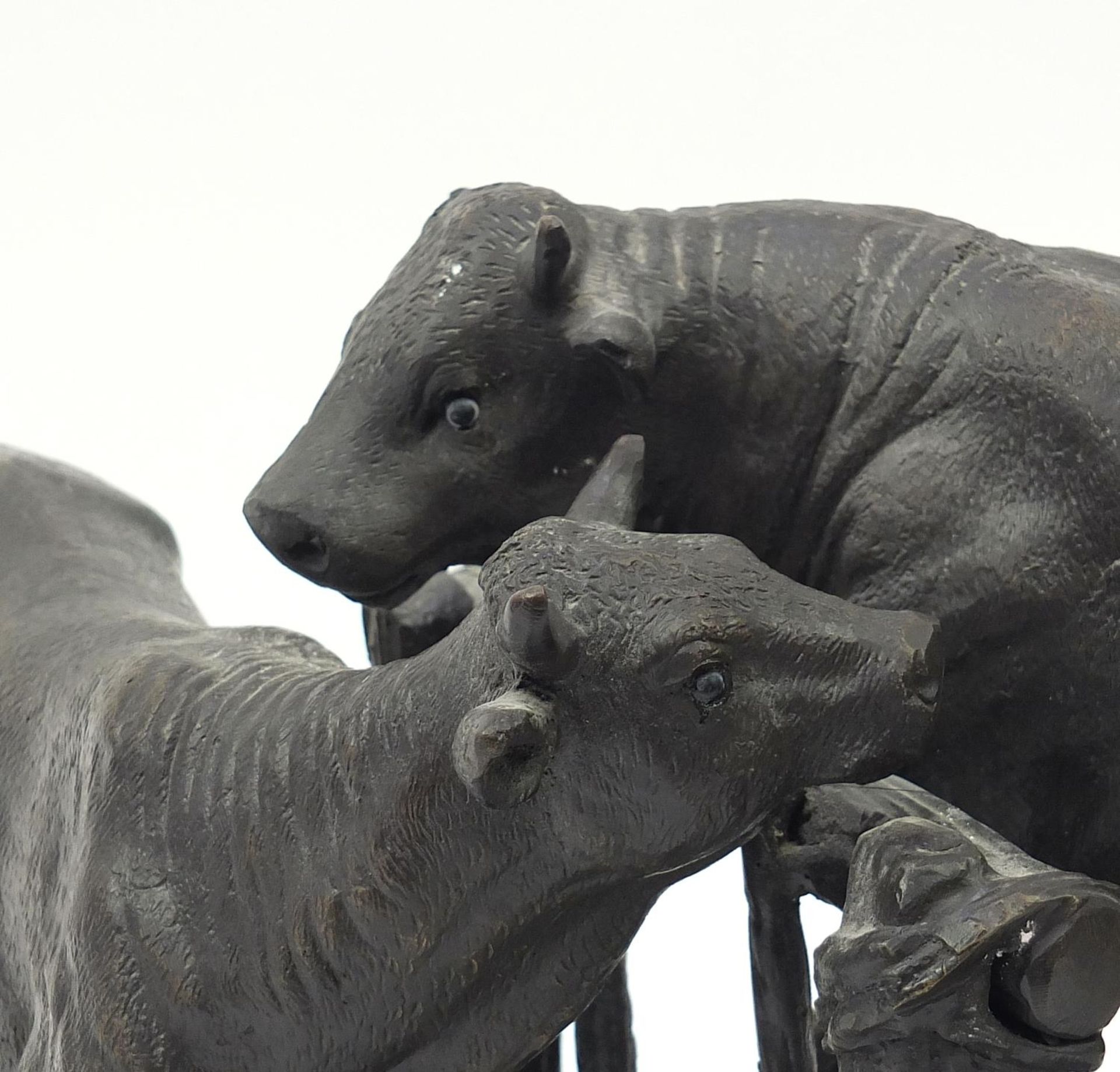 After Pierre Jules Mene, large patinated bronze group of two bulls raised on a shaped marble base, - Bild 4 aus 8