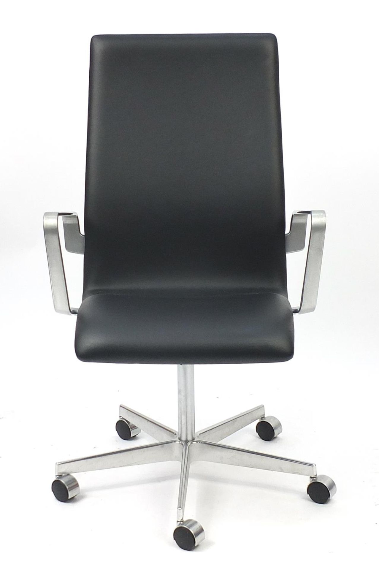 Arne Jacobsen for Fritz Hansen, 3273C Oxford armchair, 105cm high (OPTION) : For Further Condition - Image 2 of 5