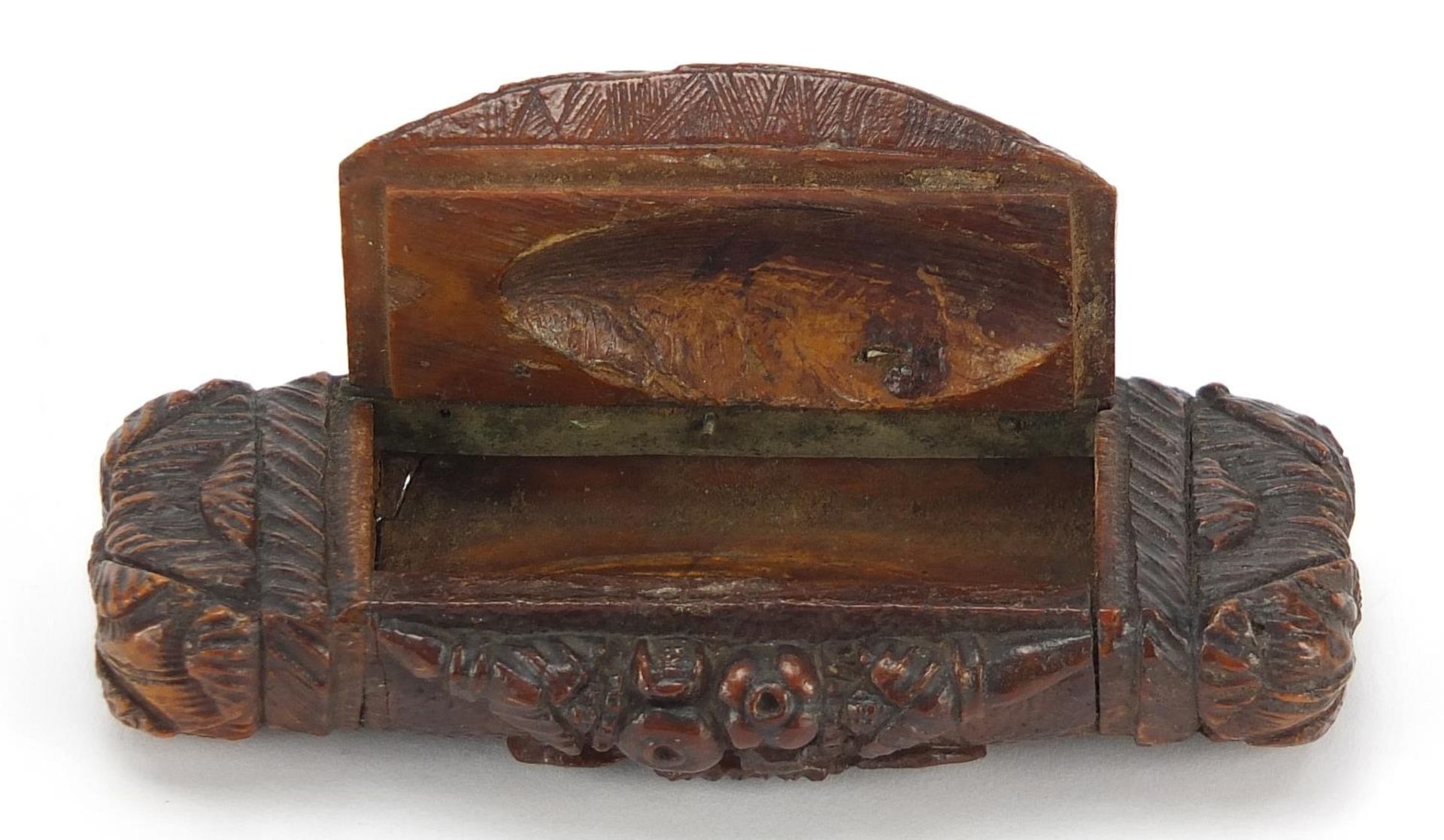 Antique coquilla nut snuff box carved with figure and dog beside a tree and an Irish rose, 10cm wide - Bild 4 aus 14