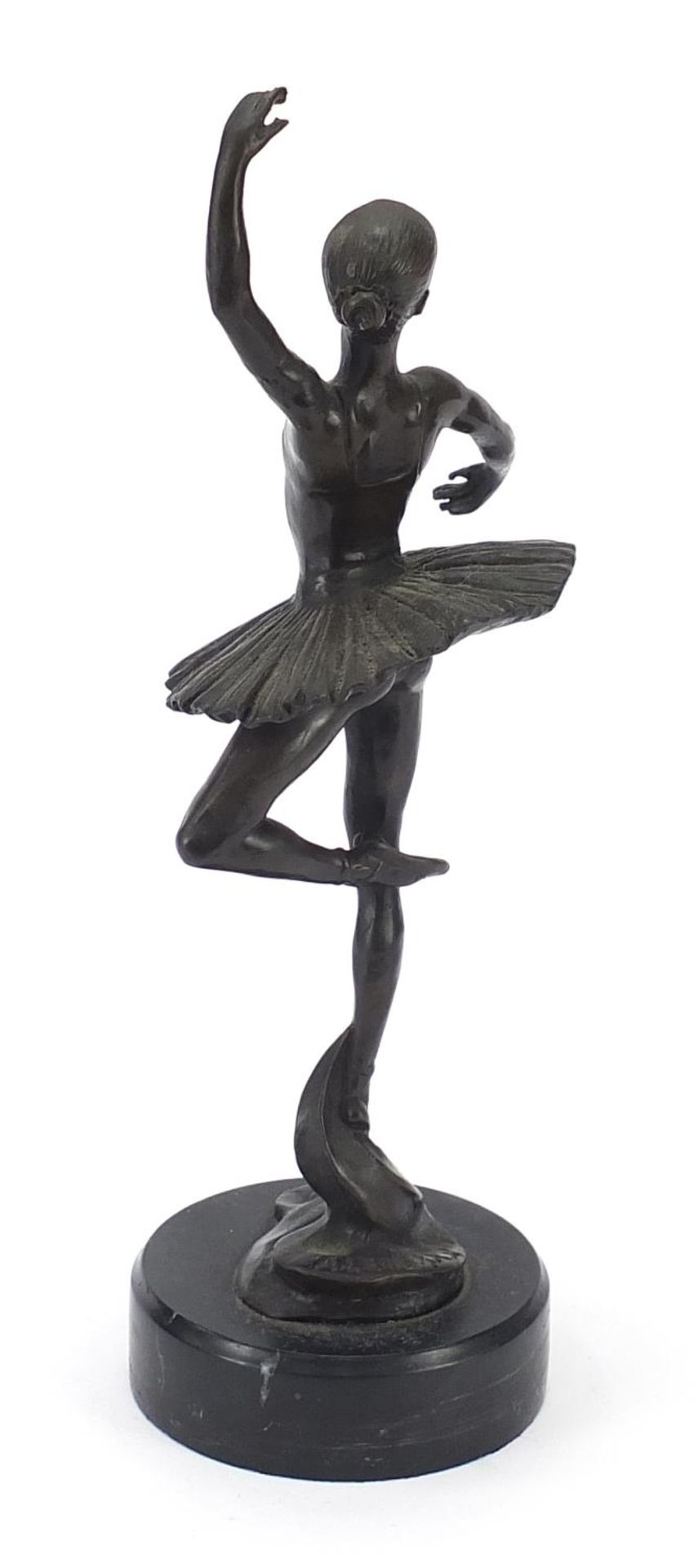 Manner of Edgar Degas, patinated bronze study of a ballerina raised on a circular marble base, - Bild 4 aus 8