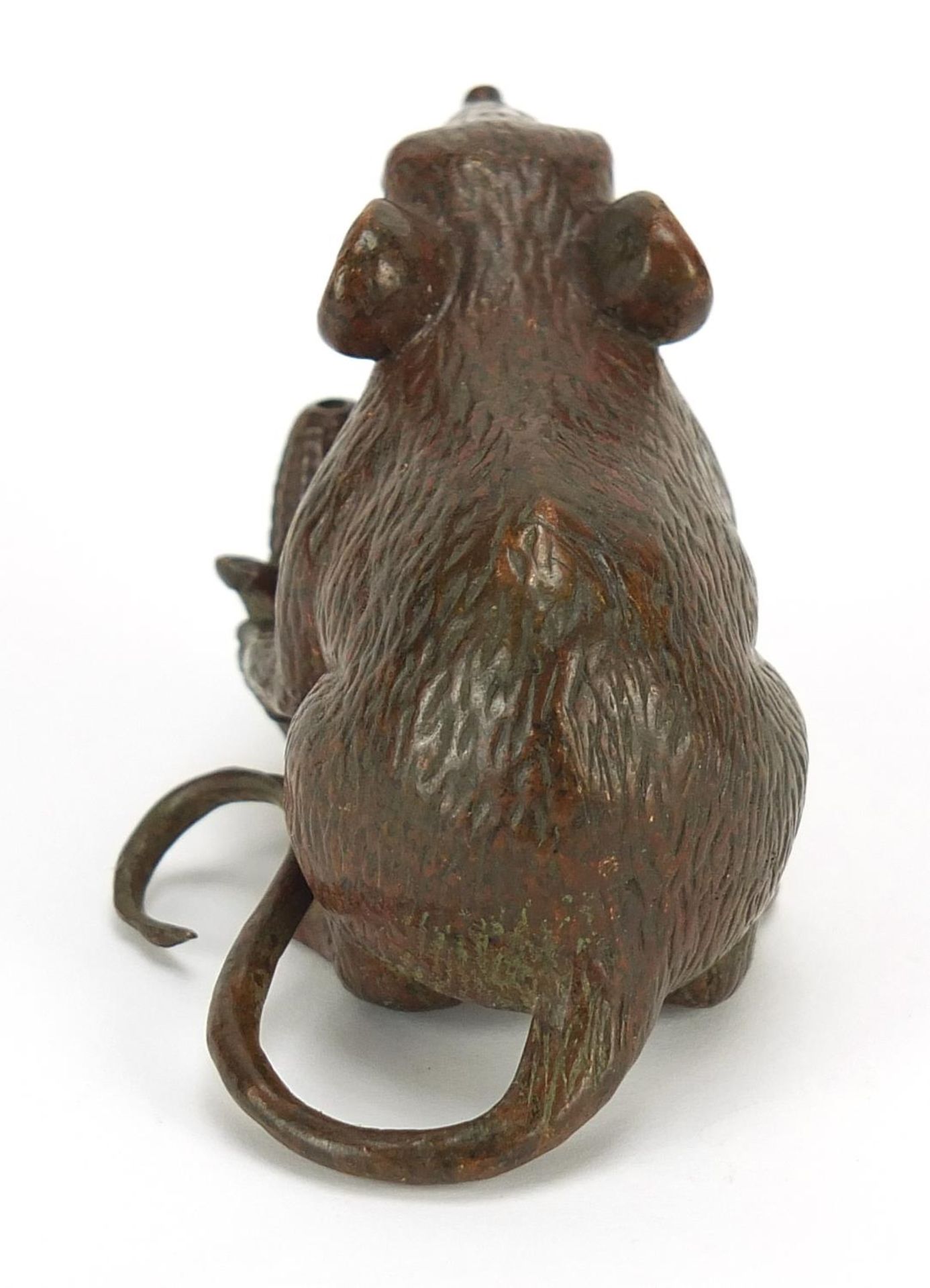 Japanese patinated bronze okimono of a mouse with sweetcorn with character marks, 8cm in length : - Bild 4 aus 8