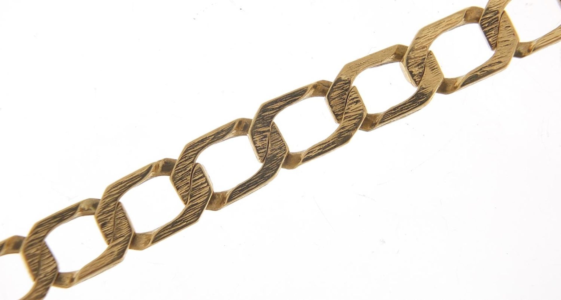 9ct gold curb link bark design bracelet, 20cm in length, 13.2g : For Further Condition Reports