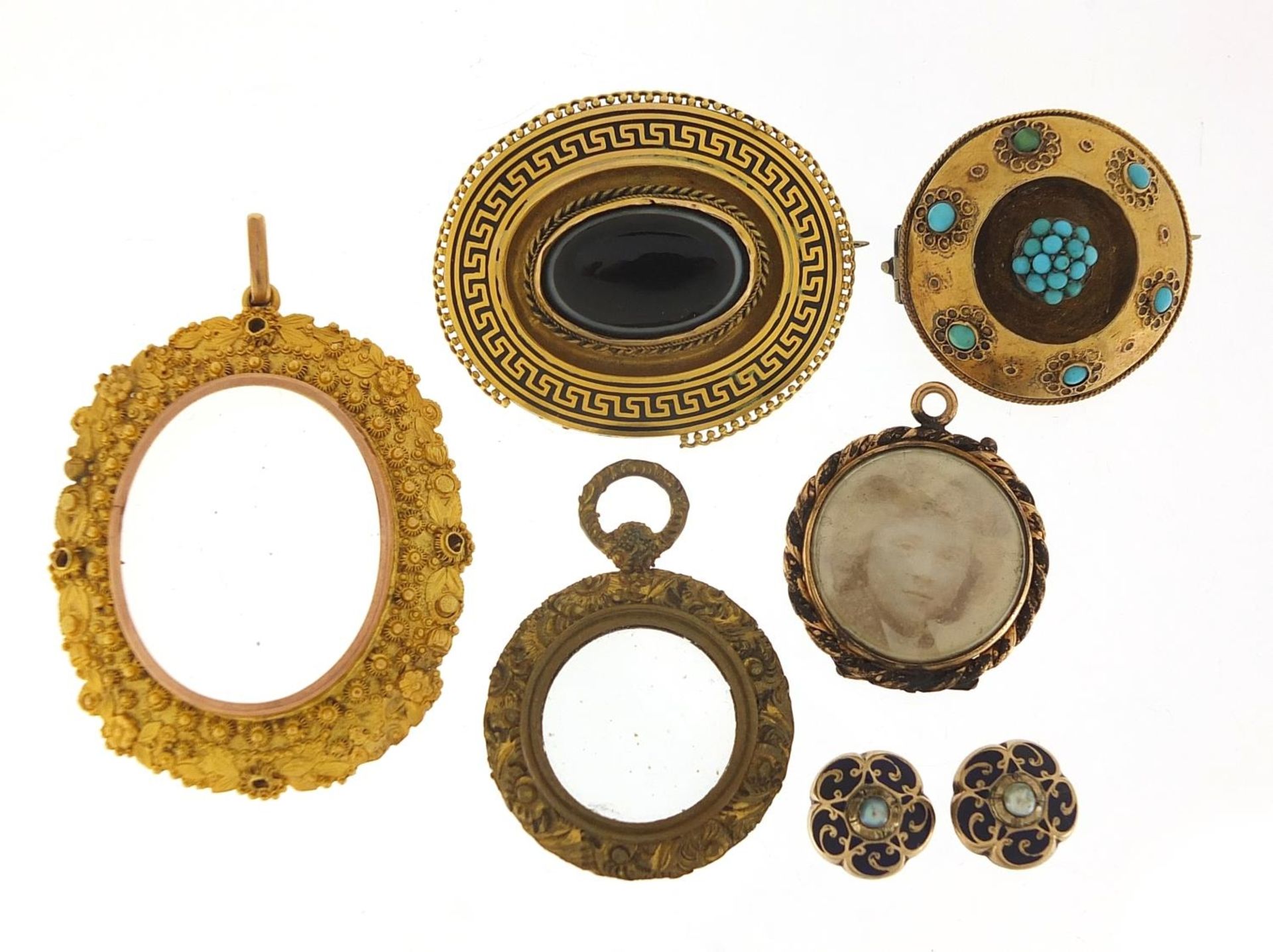 Antique and later jewellery including a unmarked gold locket, black enamel and agate brooch,