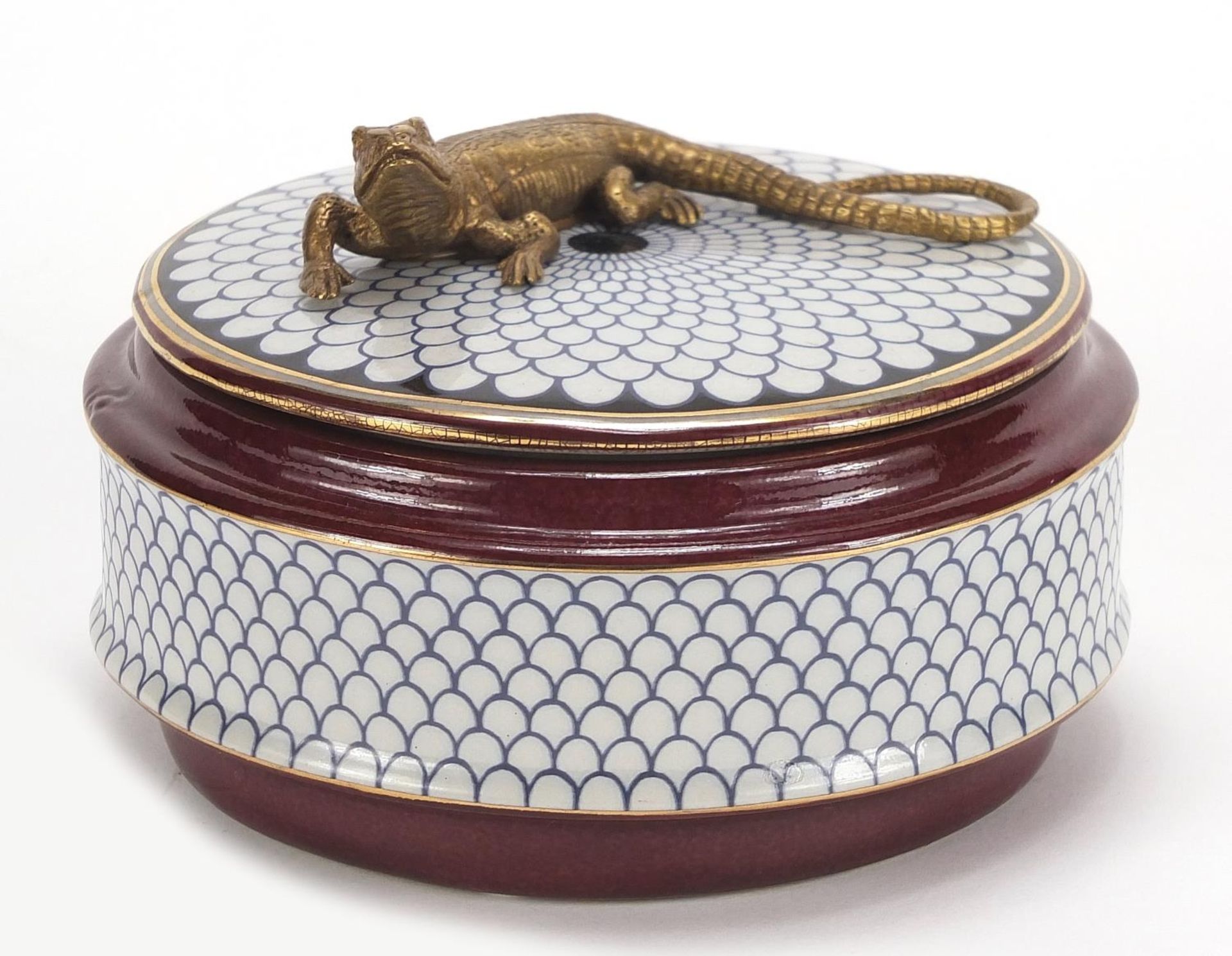 Continental porcelain box and cover surmounted with a bronze lizard, 13.5cm in diameter : For