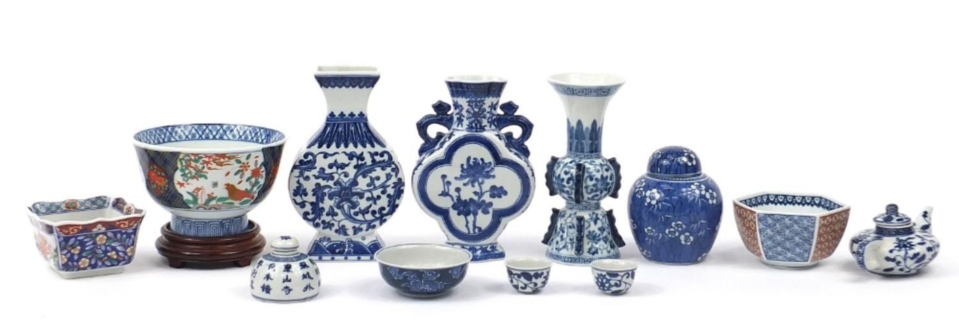 Chinese and Japanese porcelain including archaic style vase and bowl on hardwood stand, the - Bild 6 aus 8