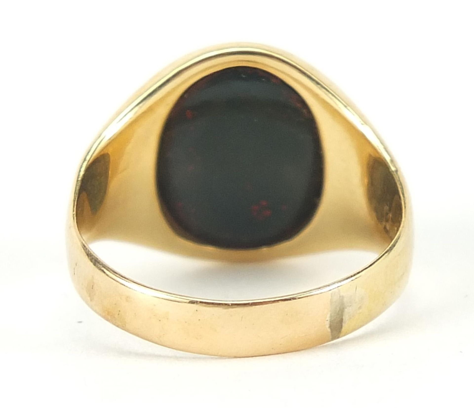 18ct gold bloodstone intaglio seal signet ring engraved with a rooster, size R, 7.7g : For Further - Image 3 of 5