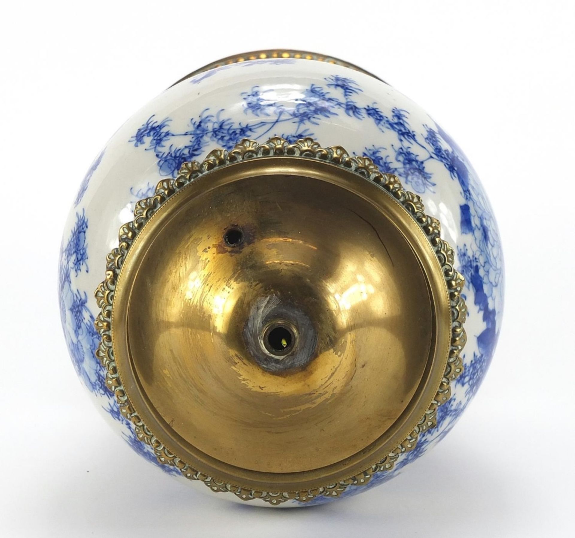 Japanese blue and white porcelain baluster vase table lamp with brass mounts, hand painted with - Image 5 of 6