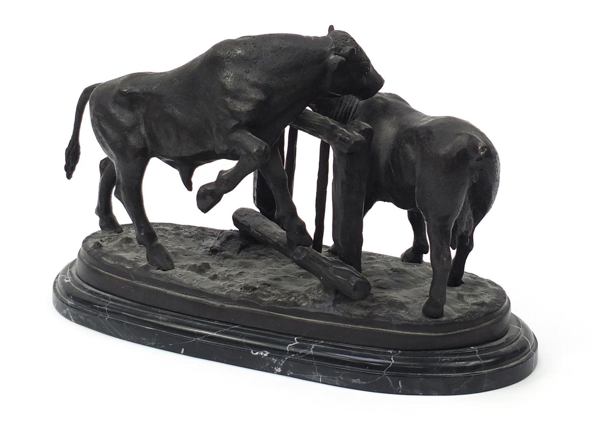 After Pierre Jules Mene, large patinated bronze group of two bulls raised on a shaped marble base, - Bild 6 aus 8