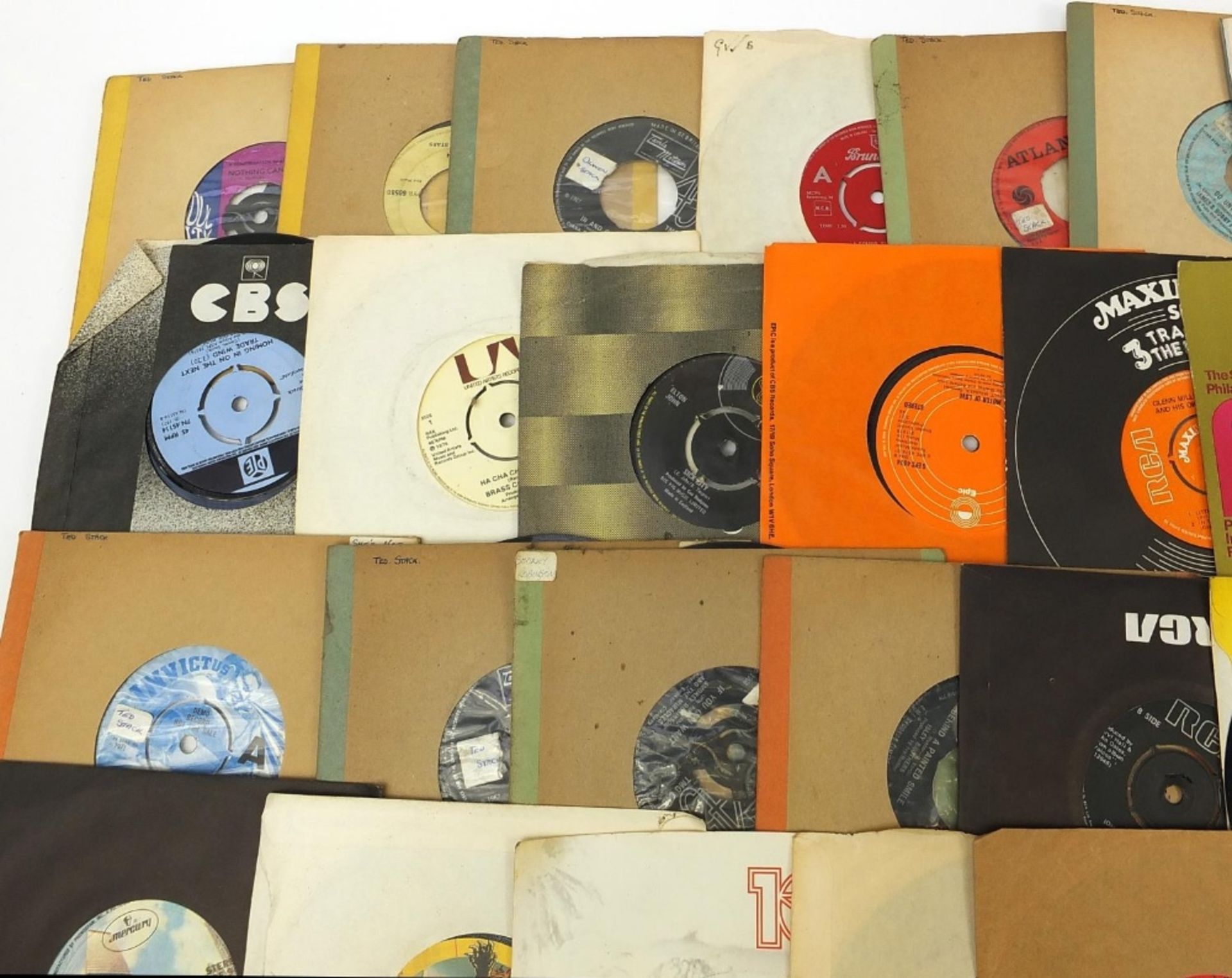 Collection of 45rpm singles including Hedge Hoppers Anonymous, Elvis Presley, David Bowie, Archie - Image 3 of 32