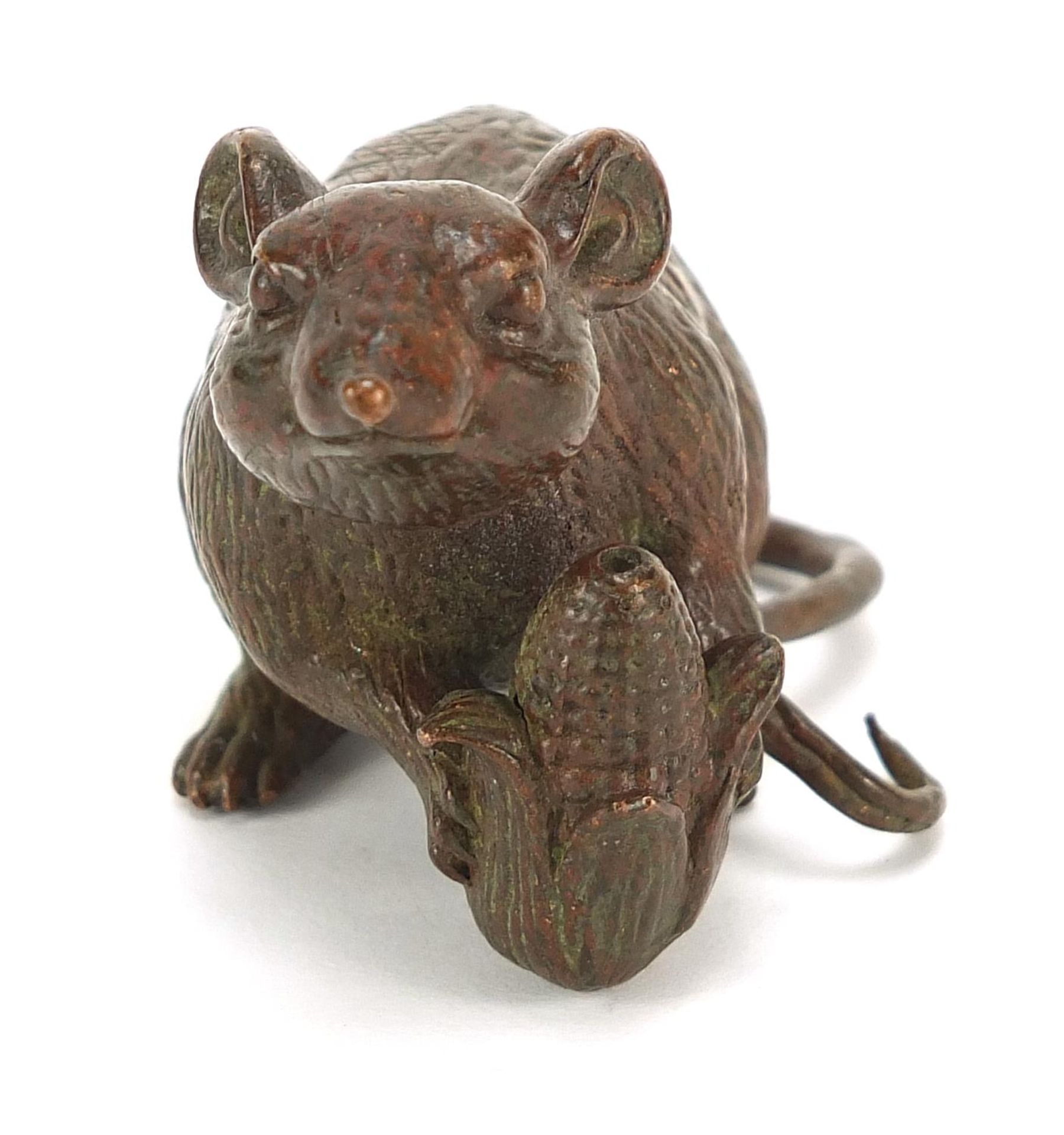 Japanese patinated bronze okimono of a mouse with sweetcorn with character marks, 8cm in length : - Bild 2 aus 8