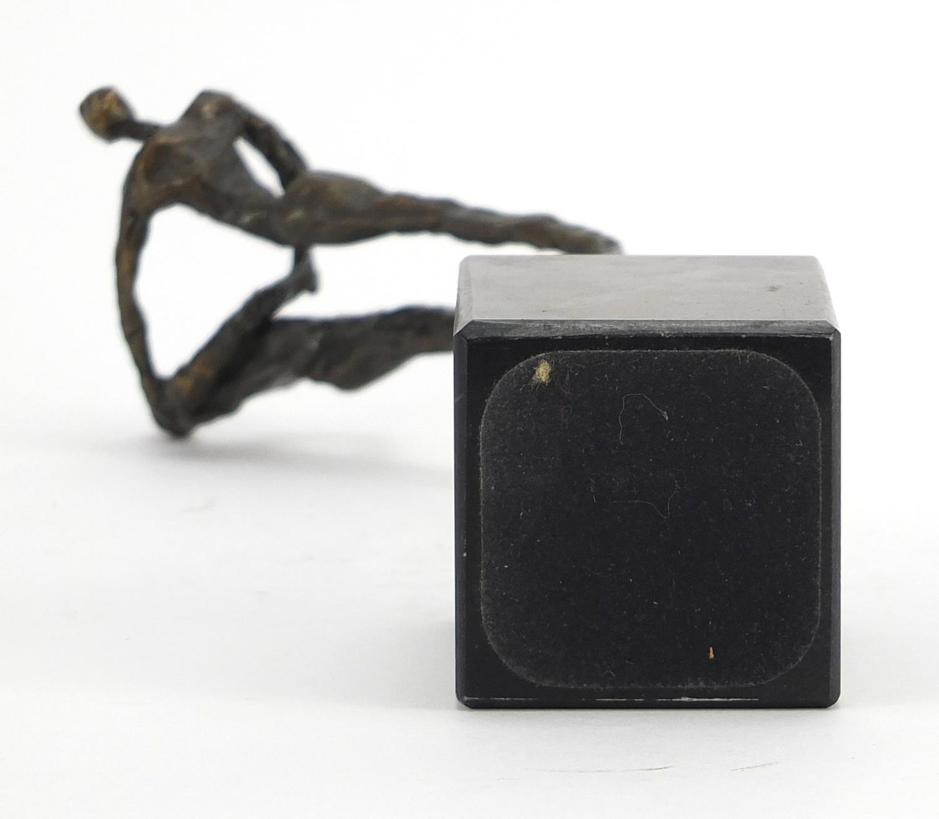 Modernist patinated bronze study of two figures raised on a square marble base, 25cm high : For - Bild 5 aus 5