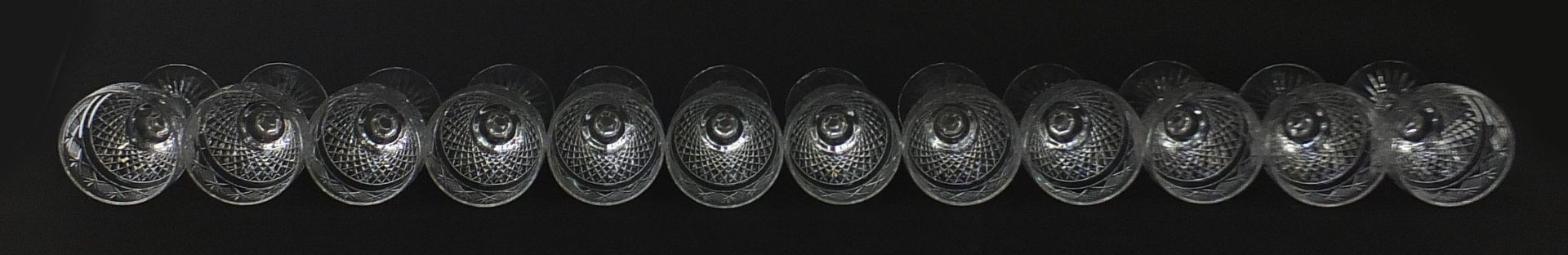 Set of twelve good quality cut crystal glasses, 13.5cm high : For Further Condition Reports Please - Bild 6 aus 7