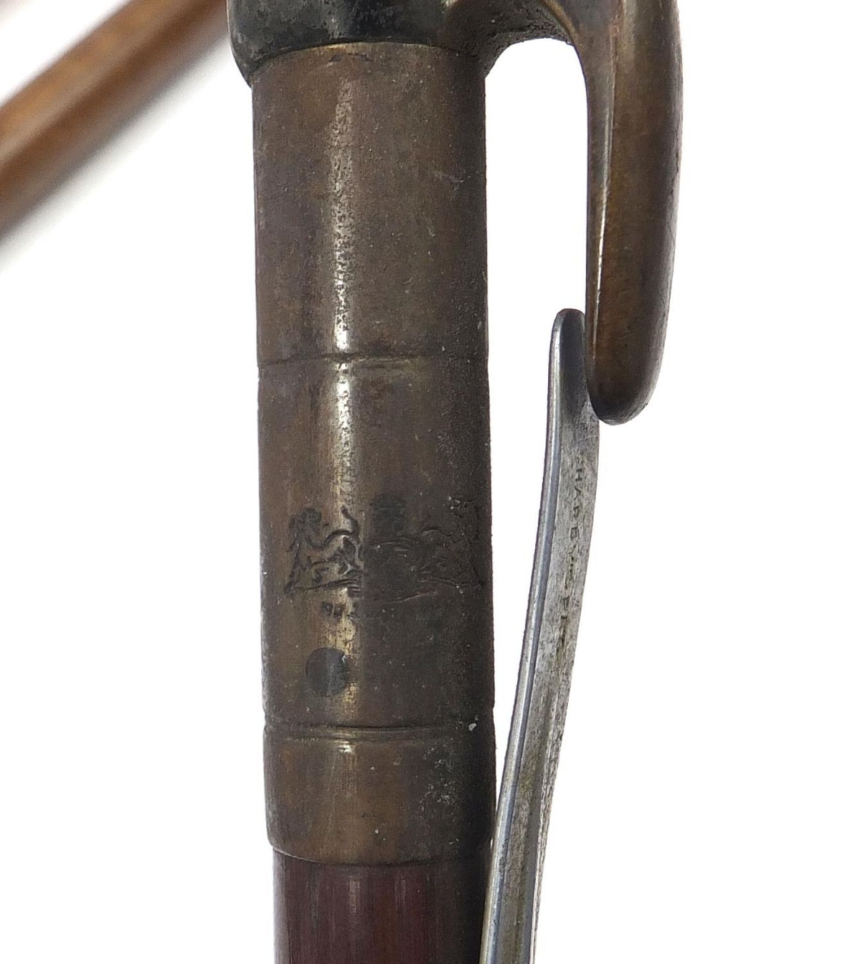 Four walking sticks and a Hardy fishing stick including a bamboo example concealing a part fishing - Bild 5 aus 6