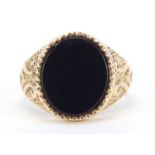 9ct gold black onyx signet ring with engraved shoulders, size L/M, 3.8g : For Further Condition