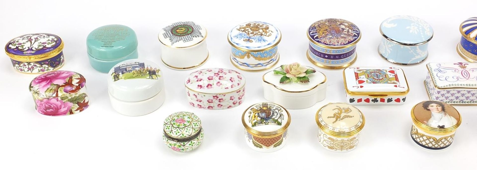 Collection of collectable porcelain and enamel trinket boxes including Halcyon Days, The Royal - Bild 2 aus 4