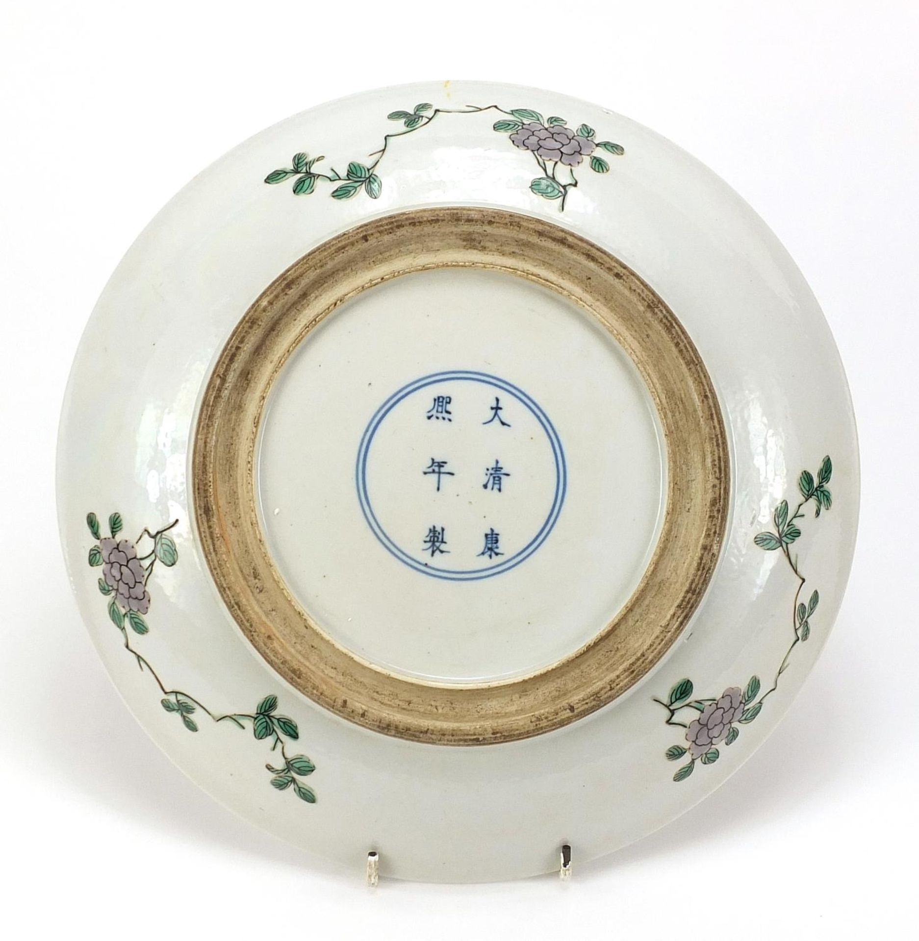 Chinese porcelain plate hand painted in the famille verte palette with warriors in a palace setting, - Image 4 of 5